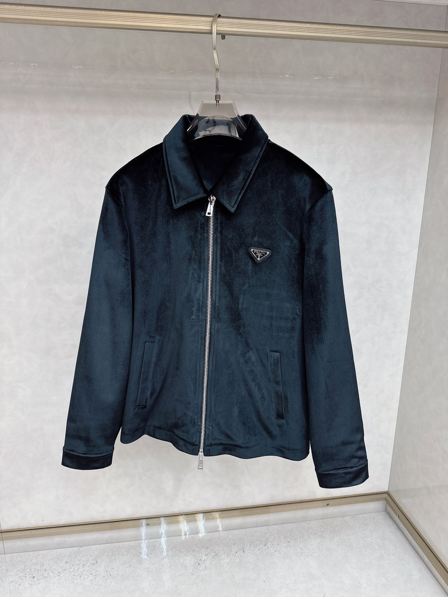 NO:539690,Prada 25SS velvet denim Yokosuka jacket ●35500 purchased and developed ●7*7 twill flocking cloth ●Silk lining ●Custom 11 chain ●Custom 11 buttons ●Custom 11 beads ●Custom 11 trademark ●Size 48-50-52-54-56,,prada, jackets & coats,alexander wang19860909普拉达 25SS丝绒丹宁横须贺夹克 ●35500购入开发 ●7*7斜纹植绒布 ●人丝里布 ●定制11链子 ●定制11纽扣 ●定制11珠子 ●定制11商标 ●尺码48-50-52-54-56,,prada,jackets & coats,alexander wang,Men's clothing