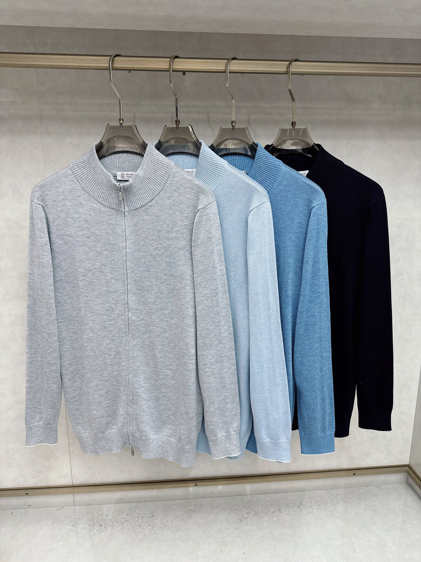 NO:611740,BC-Brunello Cucineli Brunello Cucineli exclusively provides new original men's casual sweaters, high-end customization, high version, fashionable and versatile imported fabrics, super soft and delicate to the touch, skin-friendly and comfortable to wear, high-end boutique, exquisite upper body made by the factory, very good, a must-have item for men, complete with three labels, code number 48-56,, brunello cucinelli, alexander wang19860909BC-Brunello Cucineli 布鲁内洛 库奇內利独家专供新款原单男士休闲针织衫 高端定制 高版本 时尚百搭爆款进口面料 手感超柔软细腻 穿着亲肤舒适 高端精品 代工厂精细做上身非常赞 男士必备单品 三标齐全 码数48-56,,brunello cucinelli,alexander wang,Men's clothing