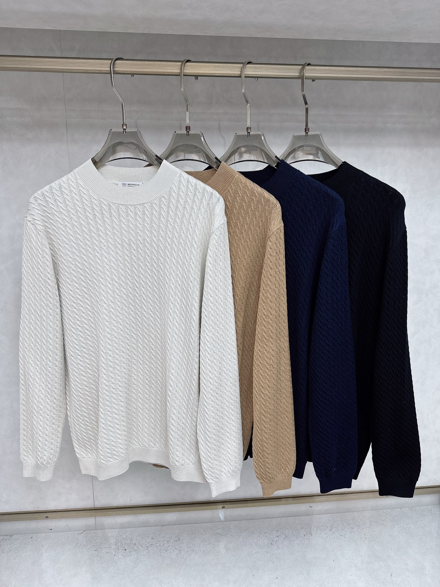 NO:611733,BC-Brunello Cucineli Brunello Cucineli exclusively provides new original men's casual sweaters, high-end customization, high version, fashionable and versatile imported fabrics, super soft and delicate feel, skin-friendly and comfortable to wear, high-end boutique, exquisite upper body made by the factory, very good, a must-have item for men, complete with three standards, code number 48-56,, brunello cucinelli, sweaters, alexander wang19860909BC-Brunello Cucineli 布鲁内洛 库奇內利独家专供新款原单男士休闲毛衣 高端定制 高版本 时尚百搭爆款进口面料 手感超柔软细腻 穿着亲肤舒适 高端精品 代工厂精细做上身非常赞 男士必备单品 三标齐全 码数48-56,,brunello cucinelli,sweaters,alexander wang,Men's clothing