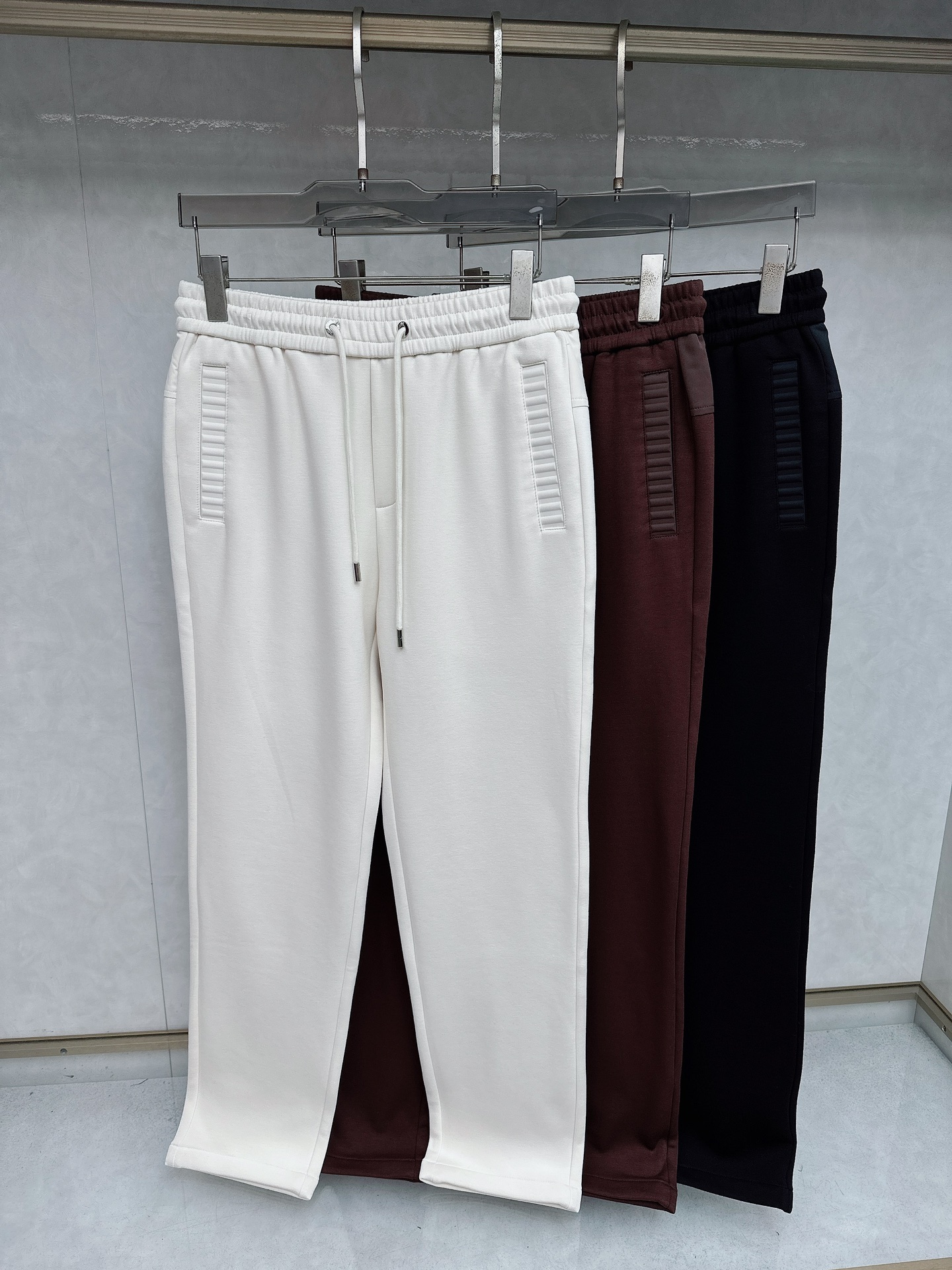 NO:611743,Exclusively for the new high-end version of casual pants!  Customized fabric with high breathability and comfort, impeccable details, brand element design concept, reflecting high quality. It feels delicate and soft!  It presents a casual cut and the upper body shape is awesome!  Code number: 48-56,,alexander wang19860909独家专供新款 休闲裤 高端版本！定制面料 透气舒适度高,细节无可挑剔,品牌元素设计理念,体现高品质.手感细腻柔软！呈现休闲裁剪,上身版型超赞！码数: 48-56,,alexander wang,Men's clothing
