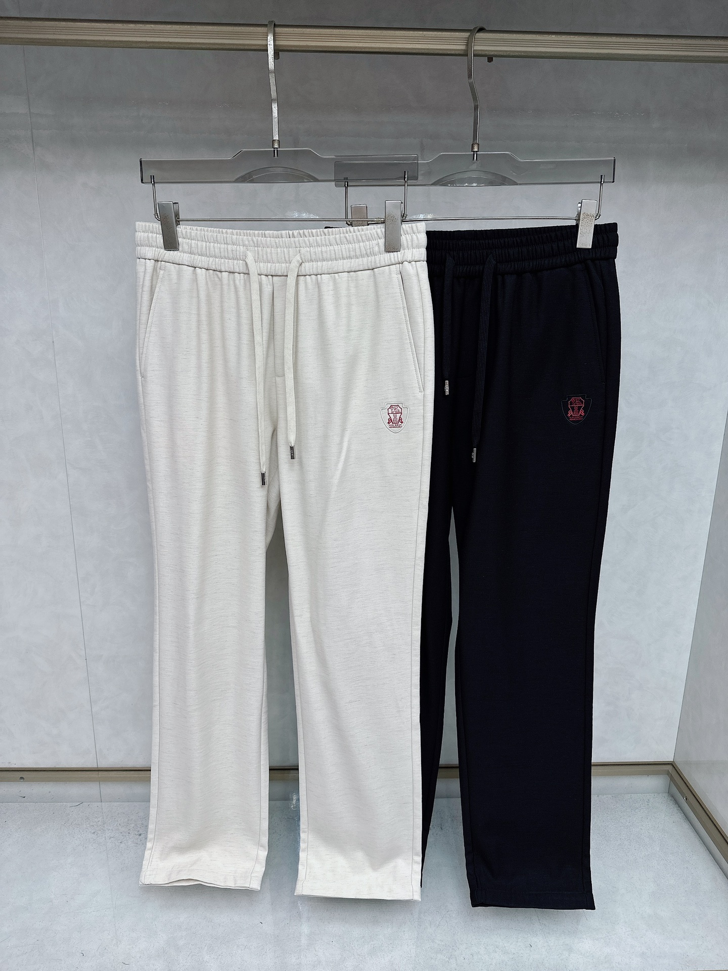 NO:611746,BC exclusively supplies new high-end version of casual pants!  Customized fabric with high breathability and comfort, impeccable details, brand element design concept, reflecting high quality. It feels delicate and soft!  It presents a casual cut and the upper body shape is awesome!  Code number: 48-56,,alexander wang19860909BC独家专供新款 休闲裤 高端版本！定制面料 透气舒适度高,细节无可挑剔,品牌元素设计理念,体现高品质.手感细腻柔软！呈现休闲裁剪,上身版型超赞！码数: 48-56,,alexander wang,Men's clothing