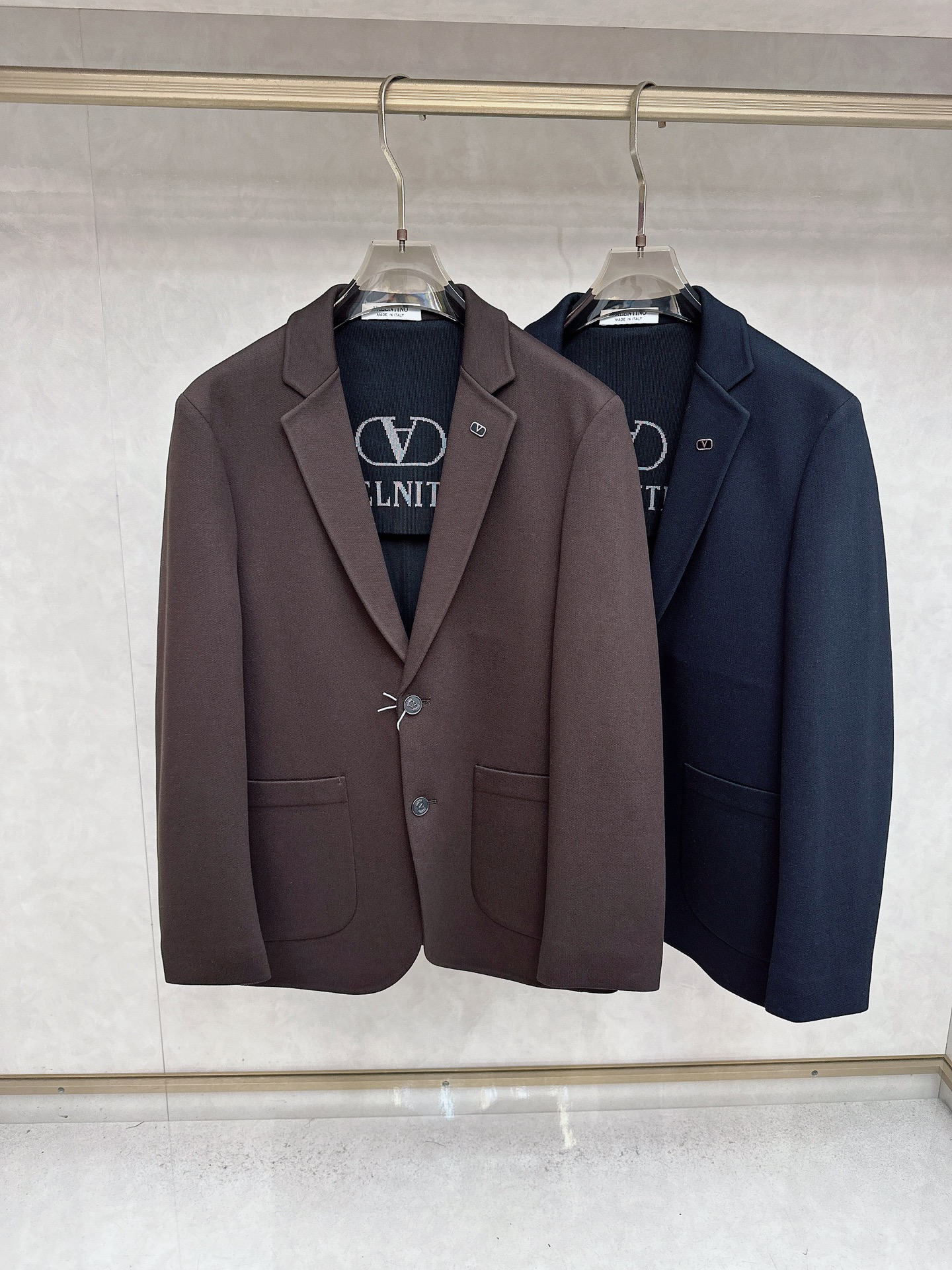 NO:725748,(Available after New Year) Valentino VALENTINO exalts taste and shows gentlemanly style - high-end double-breasted casual suit for autumn and winter. Every fashionable and successful man who pursues details and advocates taste deserves a casual suit that can show extraordinary temperament. This casual suit we have carefully crafted for you uses top-grade fabrics and exquisite craftsmanship. Every detail reveals extraordinary and nobility.  The unique design uses three-dimensional tailoring technology to perfectly fit the body shape and show an elegant posture. The specially designed three-dimensional LOGO embroidery not only enhances the overall sense of fashion, but also highlights the unique taste of the wearer. The classic colors can be easily controlled whether it is business negotiations or leisure time, showing the charm of a gentleman. High-end quality and European craftsmanship standards ensure that every suit is a work of craftsmanship. From fabric selection to detail processing, everything reflects the ultimate pursuit of quality.  Standard sizes meet the needs of different body types, ensuring that every man can find the one that suits him best. Choosing this casual suit is not only a careful creation of the external image, but also an insistence on the quality of life. It will become a must-have item in your wardrobe and accompany you to confidently welcome every important occasion. Buy it now and start your elegant journey!  Standard size 48-58 #W-85 coffee color,,valentino,valentino,business suit,19860909（可年后）华伦天奴 VALENTINO尊享品味,尽显绅士风范 —— 秋冬高端双排扣休闲西装 每一位追求细节、崇尚品味的时尚成功男士,都值得拥有一件能够彰显非凡气质的休闲西装,我们为您精心打造的这款休闲西装,采用顶级面料,结合精湛工艺,每一处细节都透露着不凡与尊贵. 独特设计采用立体剪裁技术,完美贴合身形,展现优雅体态.特别设计的LOGO立体绣花,不仅提升了整体的时尚感,更彰显了穿着者的独特品味. 经典色彩,无论是商务洽谈还是休闲时光,都能轻松驾驭,尽显绅士魅力. 高端品质与欧洲同步的工艺标准,确保每一件西装都是匠心之作.从面料选择到细节处理,无不体现出对品质的极致追求. 标准版型尺码,满足不同体型需求,确保每位男士都能找到最适合自己的那一款. 选择这款休闲西装,不仅是对外在形象的精心打造,更是对生活品质的一种坚持.它将成为您衣橱中的必备单品,陪伴您自信地迎接每一个重要场合.立即选购,开启您的优雅之旅！标准尺码48-58 #W-85咖色,,valentino,valentino,business suit,,Men's clothing