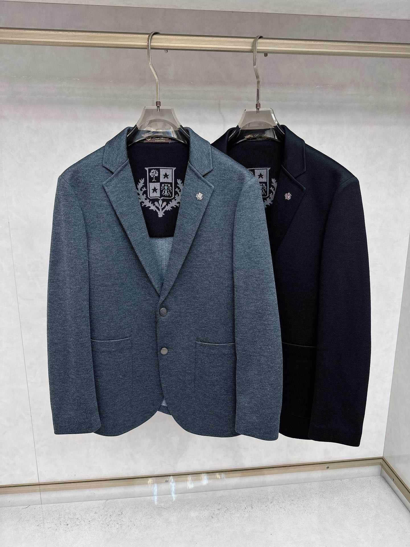 NO:725740,(Available after New Year) Loro Piana is elegant and elegant, showing a gentleman's style - high-end casual suit for autumn and winter. Every fashionable and successful man who pursues details and advocates taste deserves a casual suit that can show his extraordinary temperament. This casual suit we have carefully crafted for you uses top-quality fabrics and combines exquisite craftsmanship. Every detail reveals extraordinary and nobility.  The unique design uses three-dimensional tailoring technology to perfectly fit the body shape and show an elegant posture. The specially designed three-dimensional LOGO embroidery not only enhances the overall sense of fashion, but also highlights the unique taste of the wearer. The classic colors can be easily controlled whether it is business negotiations or leisure time, showing the charm of a gentleman. High-end quality and European craftsmanship standards ensure that every suit is a work of craftsmanship. From fabric selection to detail processing, everything reflects the ultimate pursuit of quality.  Standard sizes meet the needs of different body types, ensuring that every man can find the one that suits him best. Choosing this casual suit is not only a careful creation of the external image, but also an insistence on the quality of life. It will become a must-have item in your wardrobe and accompany you to confidently welcome every important occasion. Buy it now and start your elegant journey!  Standard size 48-58,,loro piana,business suit,19860909（可年后） Loro Piana诺悠翩雅尊享品味,尽显绅士风范 —— 秋冬高端休闲西装 每一位追求细节、崇尚品味的时尚成功男士,都值得拥有一件能够彰显非凡气质的休闲西装,我们为您精心打造的这款休闲西装,采用顶级面料,结合精湛工艺,每一处细节都透露着不凡与尊贵. 独特设计采用立体剪裁技术,完美贴合身形,展现优雅体态.特别设计的LOGO立体绣花,不仅提升了整体的时尚感,更彰显了穿着者的独特品味. 经典色彩,无论是商务洽谈还是休闲时光,都能轻松驾驭,尽显绅士魅力. 高端品质与欧洲同步的工艺标准,确保每一件西装都是匠心之作.从面料选择到细节处理,无不体现出对品质的极致追求. 标准版型尺码,满足不同体型需求,确保每位男士都能找到最适合自己的那一款. 选择这款休闲西装,不仅是对外在形象的精心打造,更是对生活品质的一种坚持.它将成为您衣橱中的必备单品,陪伴您自信地迎接每一个重要场合.立即选购,开启您的优雅之旅！标准尺码48-58,,loro piana,business suit,,Men's clothing