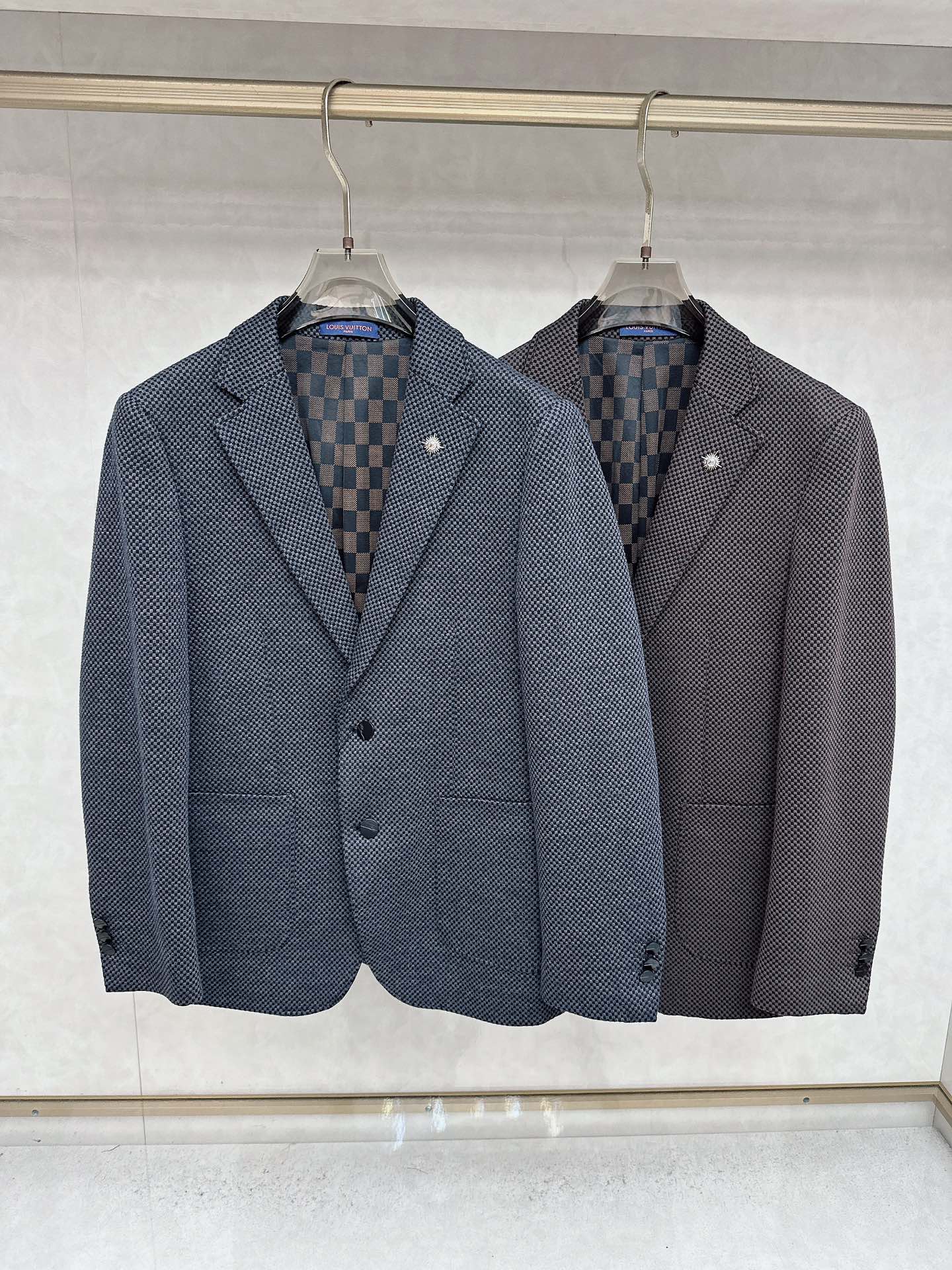 NO:725734,(Available after the New Year) LV Louis Vuitton exalts taste and shows gentlemanly style - high-end casual suits for autumn and winter. Every fashionable and successful man who pursues details and advocates taste deserves a casual suit that can show extraordinary temperament. This casual suit we have carefully crafted for you uses top-grade fabrics and combines exquisite craftsmanship. Every detail reveals extraordinary and nobility.  The unique design uses three-dimensional tailoring technology to perfectly fit the body shape and show an elegant posture. The specially designed three-dimensional LOGO embroidery not only enhances the overall sense of fashion, but also highlights the unique taste of the wearer. The classic colors can be easily controlled whether it is business negotiations or leisure time, showing the charm of a gentleman. High-end quality and European craftsmanship standards ensure that every suit is a work of craftsmanship. From fabric selection to detail processing, everything reflects the ultimate pursuit of quality.  Standard sizes meet the needs of different body types, ensuring that every man can find the one that suits him best. Choosing this casual suit is not only a careful creation of the external image, but also an insistence on the quality of life. It will become a must-have item in your wardrobe and accompany you to confidently welcome every important occasion. Buy it now and start your elegant journey!  Standard size 48-58,,louis vuitton,louis vuitton,business suit,19860909（可年后） LV 路易威登尊享品味,尽显绅士风范 —— 秋冬高端休闲西装 每一位追求细节、崇尚品味的时尚成功男士,都值得拥有一件能够彰显非凡气质的休闲西装,我们为您精心打造的这款休闲西装,采用顶级面料,结合精湛工艺,每一处细节都透露着不凡与尊贵. 独特设计采用立体剪裁技术,完美贴合身形,展现优雅体态.特别设计的LOGO立体绣花,不仅提升了整体的时尚感,更彰显了穿着者的独特品味. 经典色彩,无论是商务洽谈还是休闲时光,都能轻松驾驭,尽显绅士魅力. 高端品质与欧洲同步的工艺标准,确保每一件西装都是匠心之作.从面料选择到细节处理,无不体现出对品质的极致追求. 标准版型尺码,满足不同体型需求,确保每位男士都能找到最适合自己的那一款. 选择这款休闲西装,不仅是对外在形象的精心打造,更是对生活品质的一种坚持.它将成为您衣橱中的必备单品,陪伴您自信地迎接每一个重要场合.立即选购,开启您的优雅之旅！标准尺码48-58,,louis vuitton,louis vuitton,business suit,,Men's clothing