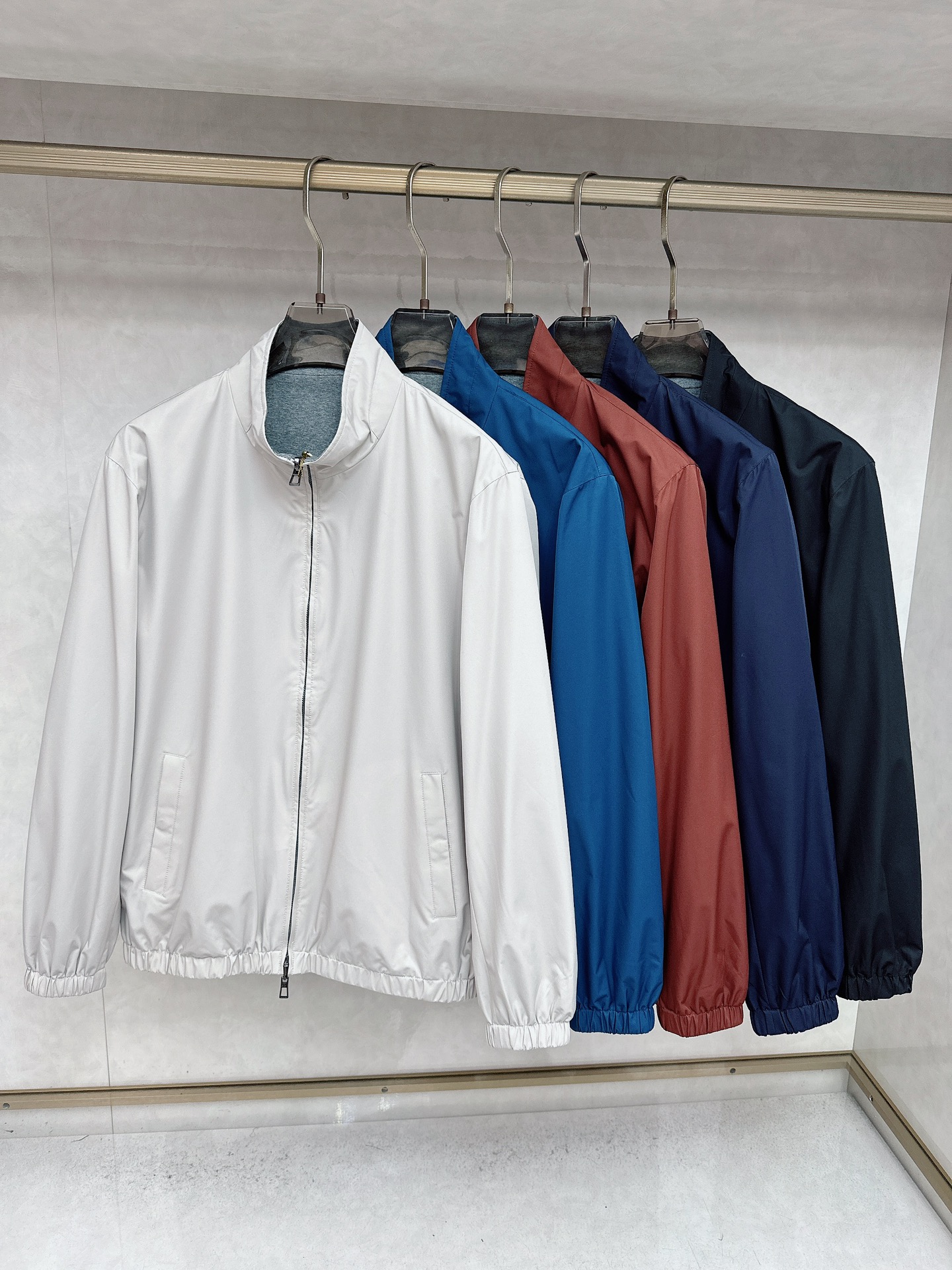 NO:539693,Loro Piana exclusively offers the latest fashion autumn and winter jackets, double-sided design, classic design and superb jackets, quality that cannot be picked and quality control can be purchased directly, and high-end products that cannot be missed! Through the detailed pictures, you can feel its powerful aura, and the effect of gathering and keeping warm is significant. There is no need to worry about the chill at all! It is both fashionable and functional, and the whole style looks more luxurious and elegant! Size 48-58, loro piana, jackets & coats, jackets & coats, alexander wang19860909Loro Piana独家专供最新时尚秋冬夹克 双面穿设计 经典设计感与颜值爆棚的外套,品质更是无法挑剔品控可以直接入手,不容过错的高端臻品！通过细节图片便可感受到它强悍的气场,聚温保暖效果显著,完全不用担心会有一点寒意！时尚与功能性兼备,整款显得更加的奢华大气！ 尺码48-58,,loro piana,jackets & coats,jackets & coats,alexander wang,Men's clothing