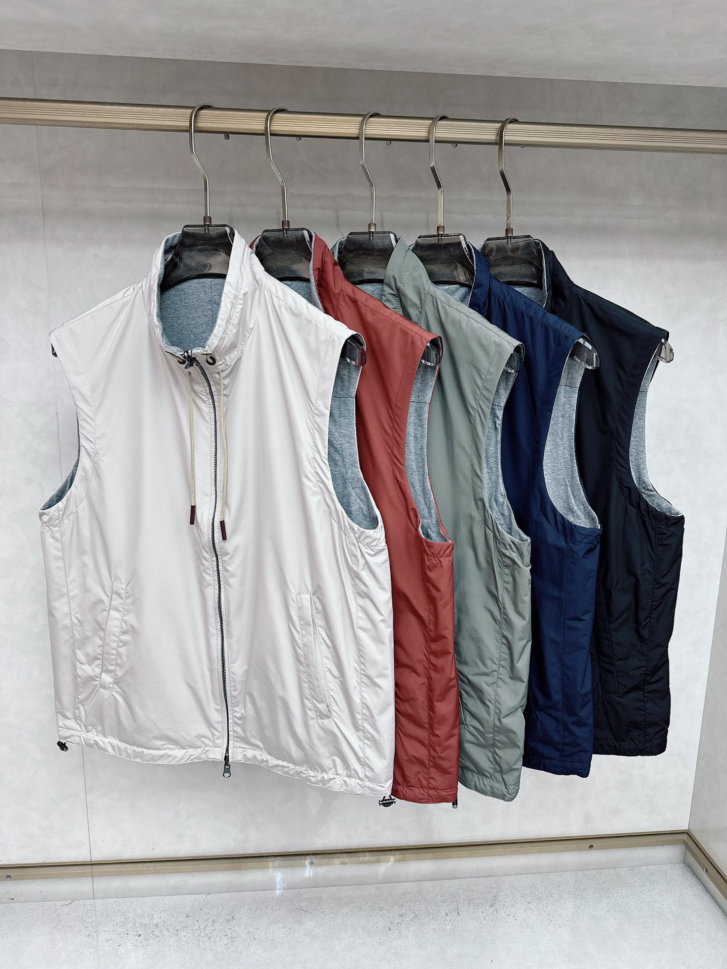 NO:539696,ZEGNA exclusively offers the latest fashionable vests, double-sided design, a jacket with a classic design and a huge appearance, and the quality is even more unscrupulous. You can buy it directly, which is not to be mistaken for high-end products! Through the detailed pictures, you can feel its powerful aura, and the warm-concentration effect is significant, so you don’t have to worry about the chill at all! It is both fashionable and functional, and the whole style looks more luxurious and elegant! Size 48-56, zegna, jackets & coats,alexander wang19860909ZEGNA杰尼亚独家专供最新时尚马甲 双面穿设计 经典设计感与颜值爆棚的外套,品质更是无法挑剔品控可以直接入手,不容过错的高端臻品！通过细节图片便可感受到它强悍的气场,聚温保暖效果显著,完全不用担心会有一点寒意！时尚与功能性兼备,整款显得更加的奢华大气！ 尺码48-56,,zegna,jackets & coats,alexander wang,Men's clothing