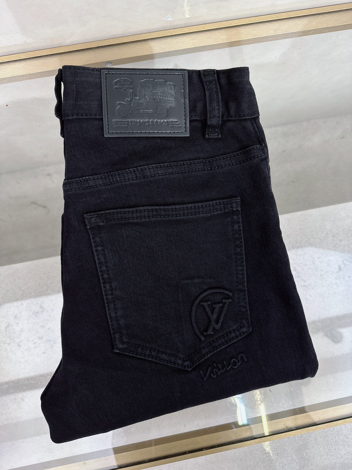 NO:611749,LV’s 2025 autumn and winter new styles are now on the market. The original hot-selling jeans are super customized, with original hardware, super heavy craftsmanship, awesome styles, and impeccable workmanship!  The style is not picky, it is very high-end, good stuff waits for no one, hurry up and get it if you like it, sizes 29-38, louis vuitton, jeans, alexander wang19860909LV 2025秋冬新款现货上市,原单爆款牛仔裤超级定制款,原版五金,超级重工工艺,版型超赞细节做工无可挑剔！款式不挑人,特别高档,好货不等人,看中赶紧下手,尺码29-38,,louis vuitton,jeans,alexander wang,Men's clothing