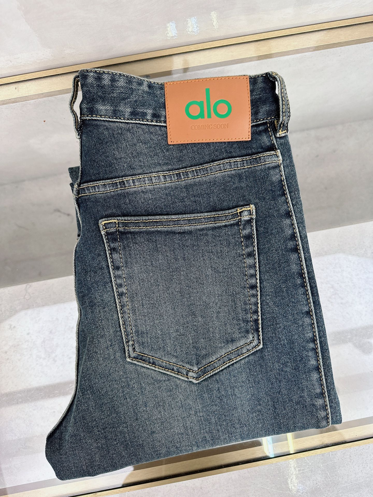 NO:611752,alo's 2025 autumn and winter new styles are on the market, the original hot-selling jeans are super customized, original hardware, super heavy craftsmanship, awesome style, impeccable details and workmanship!  The style is not picky, it is very high-end, good stuff waits for no one, hurry up and get it if you like it, sizes 29-38, jeans, alexander wang19860909alo 2025秋冬新款现货上市,原单爆款牛仔裤超级定制款,原版五金,超级重工工艺,版型超赞细节做工无可挑剔！款式不挑人,特别高档,好货不等人,看中赶紧下手,尺码29-38,,jeans,alexander wang,Men's clothing