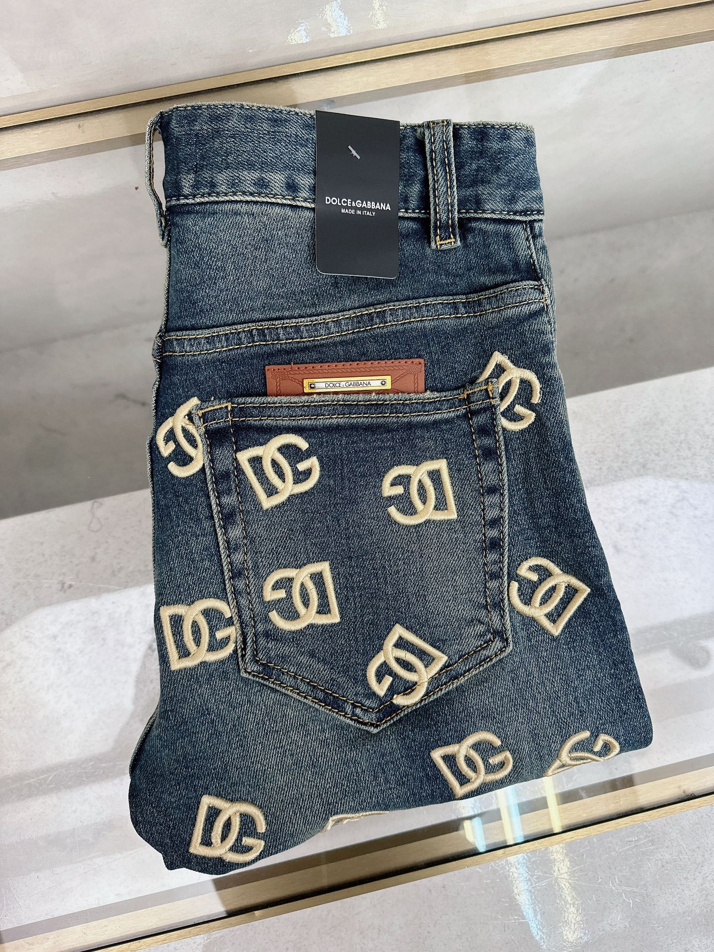 NO:611755,DG's 2025 autumn and winter new styles are on the market, the original hot-selling jeans are super customized, original hardware, super heavy craftsmanship, awesome styles, impeccable details and workmanship!  The style is not picky, it is very high-end, good stuff waits for no one, hurry up and get it if you like it, sizes 29-38, jeans, alexander wang19860909DG 2025秋冬新款现货上市,原单爆款牛仔裤超级定制款,原版五金,超级重工工艺,版型超赞细节做工无可挑剔！款式不挑人,特别高档,好货不等人,看中赶紧下手,尺码29-38,,jeans,alexander wang,Men's clothing