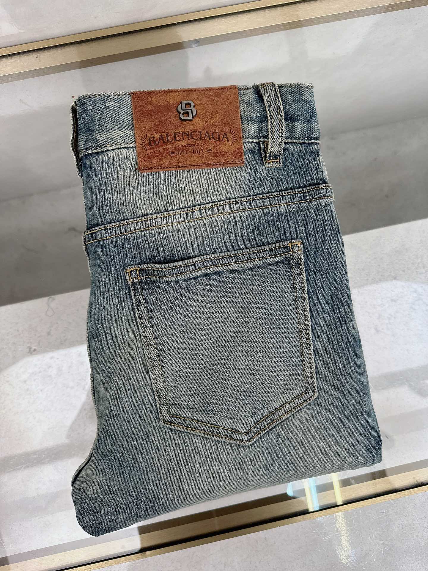 NO:611758,Balenciaga's 2025 autumn and winter new styles are now on the market. The original hot-selling jeans are super customized, with original hardware, super heavy craftsmanship, awesome styles and impeccable details!  The style is not picky, it is very high-end, good stuff waits for no one, hurry up and get it if you like it, sizes 29-38, balenciaga, jeans, alexander wang19860909巴黎世家 2025秋冬新款现货上市,原单爆款牛仔裤超级定制款,原版五金,超级重工工艺,版型超赞细节做工无可挑剔！款式不挑人,特别高档,好货不等人,看中赶紧下手,尺码29-38,,balenciaga,jeans,alexander wang,Men's clothing