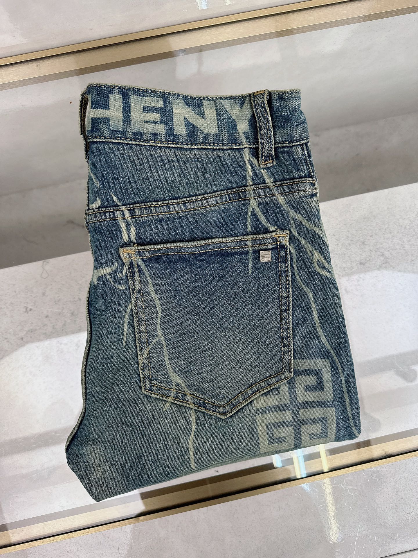 NO:611761,Givenchy's 2025 autumn and winter new styles are on the market, the original hot-selling jeans are super customized, original hardware, super heavy craftsmanship, awesome shape, impeccable details and workmanship!  The style is not picky, it is very high-end, good stuff waits for no one, hurry up and get it if you like it, sizes 29-38, givenchy, jeans, alexander wang19860909纪梵希 2025秋冬新款现货上市,原单爆款牛仔裤超级定制款,原版五金,超级重工工艺,版型超赞细节做工无可挑剔！款式不挑人,特别高档,好货不等人,看中赶紧下手,尺码29-38,,givenchy,jeans,alexander wang,Men's clothing