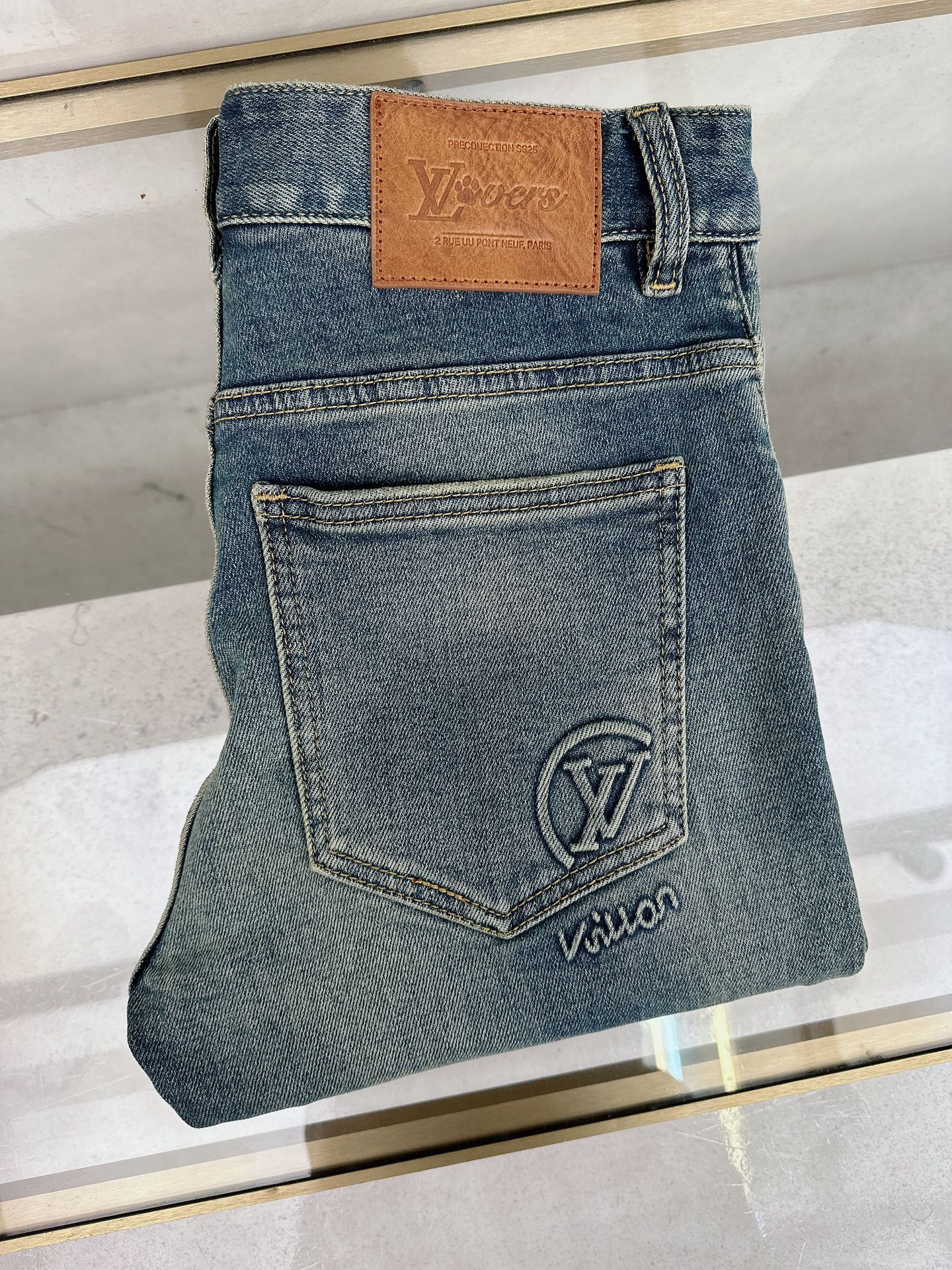 NO:611762,LV’s 2025 autumn and winter new styles are now on the market. The original hot-selling jeans are super customized, with original hardware, super heavy craftsmanship, awesome styles, and impeccable workmanship!  The style is not picky, it is very high-end, good stuff waits for no one, hurry up and get it if you like it, sizes 29-38, louis vuitton, jeans, alexander wang19860909LV 2025秋冬新款现货上市,原单爆款牛仔裤超级定制款,原版五金,超级重工工艺,版型超赞细节做工无可挑剔！款式不挑人,特别高档,好货不等人,看中赶紧下手,尺码29-38,,louis vuitton,jeans,alexander wang,Men's clothing