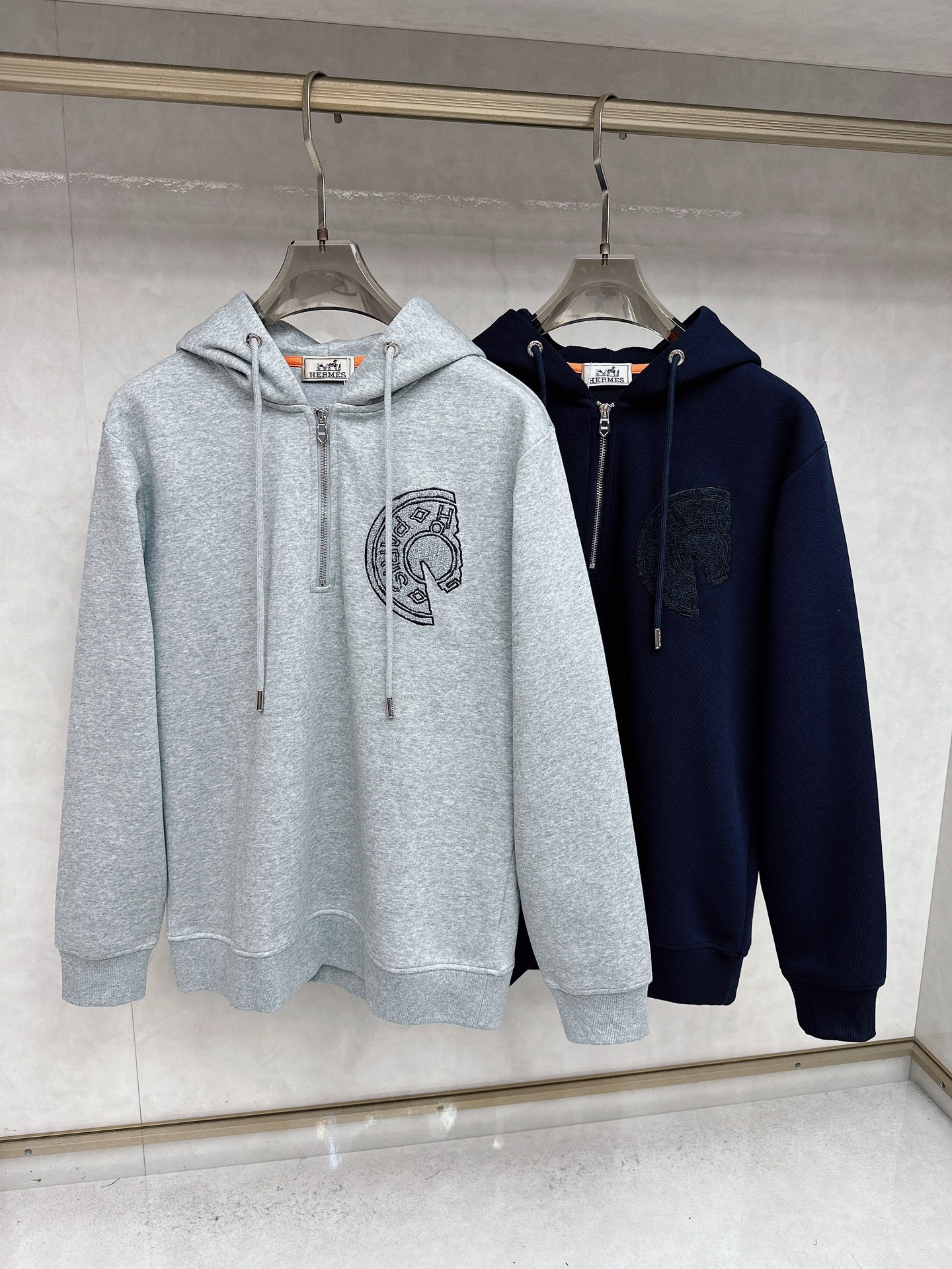 NO:598887,Hermès 2025 autumn and winter new men's hooded sweatshirt. Easy to put on and take off. Zipper collar hooded style. The latest saddle nail embroidery theme design on the chest. Fitted version. The fabric uses a brushed air layer. It is known as a breathable fabric. Through the structural design, it adopts an inner, middle and outer three-piece fabric structure to form an air interlayer in the fabric. It has good fluffiness.  It feels Q-elastic. It can form a still air layer to achieve the thermal insulation effect. It has good anti-wrinkle properties. It is soft and comfortable, skin-friendly, smooth, breathable and warm. The overall fabric has a good backbone, making the overall upper body tall and stylish!  Try on [Color] Gray Royal Blue [Size] M-3XL, hermes, hoodie, sweatshirts, hats, alexander wang19860909爱马仕 2025秋冬新品男士连帽款卫衣 穿脱方便拉链衣领连帽款式 胸口最新马鞍钉刺绣主题设计 合体的版型 面料采用磨毛空气层 被誉为会呼吸的面料,通过结构设计采用里、中、外三片的织物结构,从而在织物中形成空气夹层 .蓬松性好 手感Q弹力.以形成静止空气层,从而达到保暖效果,抗皱性佳入手柔软舒适,亲 肤爽滑透气保暖面料整体又有着很好的骨干,整体上身挺拔有型！试穿【颜色】灰色 宝蓝色【尺码】M-3XL,,hermes,hoodie,sweatshirts,hats,alexander wang,Men's clothing