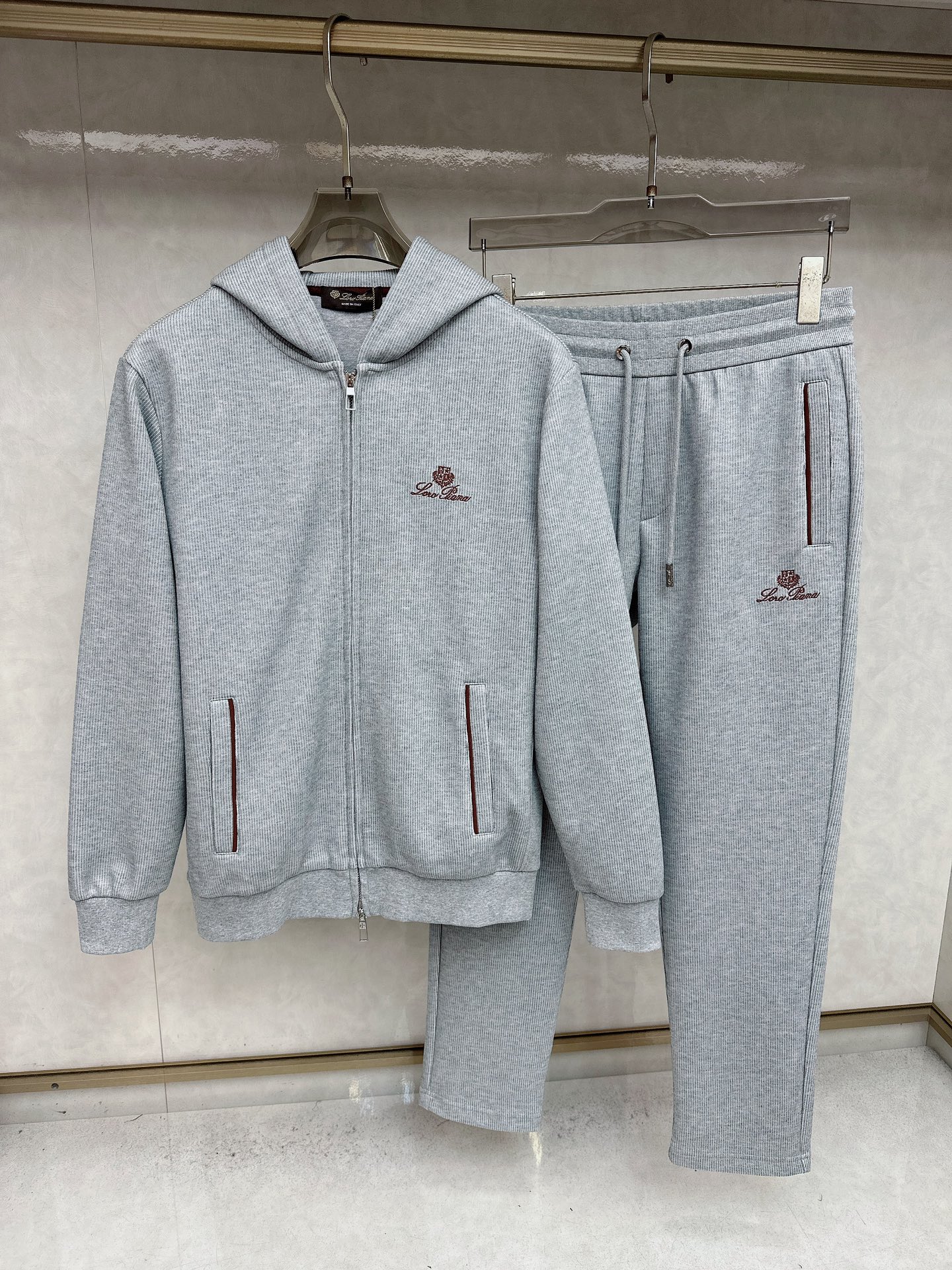 NO:598890,Ls new autumn and winter fashion casual suit, brand classic LOGO, excellent comfort, strong touch. Highly recognizable. Customized imported fabrics, fresh color, fine workmanship ~ great upper body [size] M - 3XL,,alexander wang19860909Ls 秋冬新款 时尚休闲套装 品牌经典LOGO ,舒适度极好,手触感强烈.辨识度极高 定制进口面料 色泽清新 做工精细 ～上身超赞【码数】 M - 3XL,,alexander wang,Men's clothing