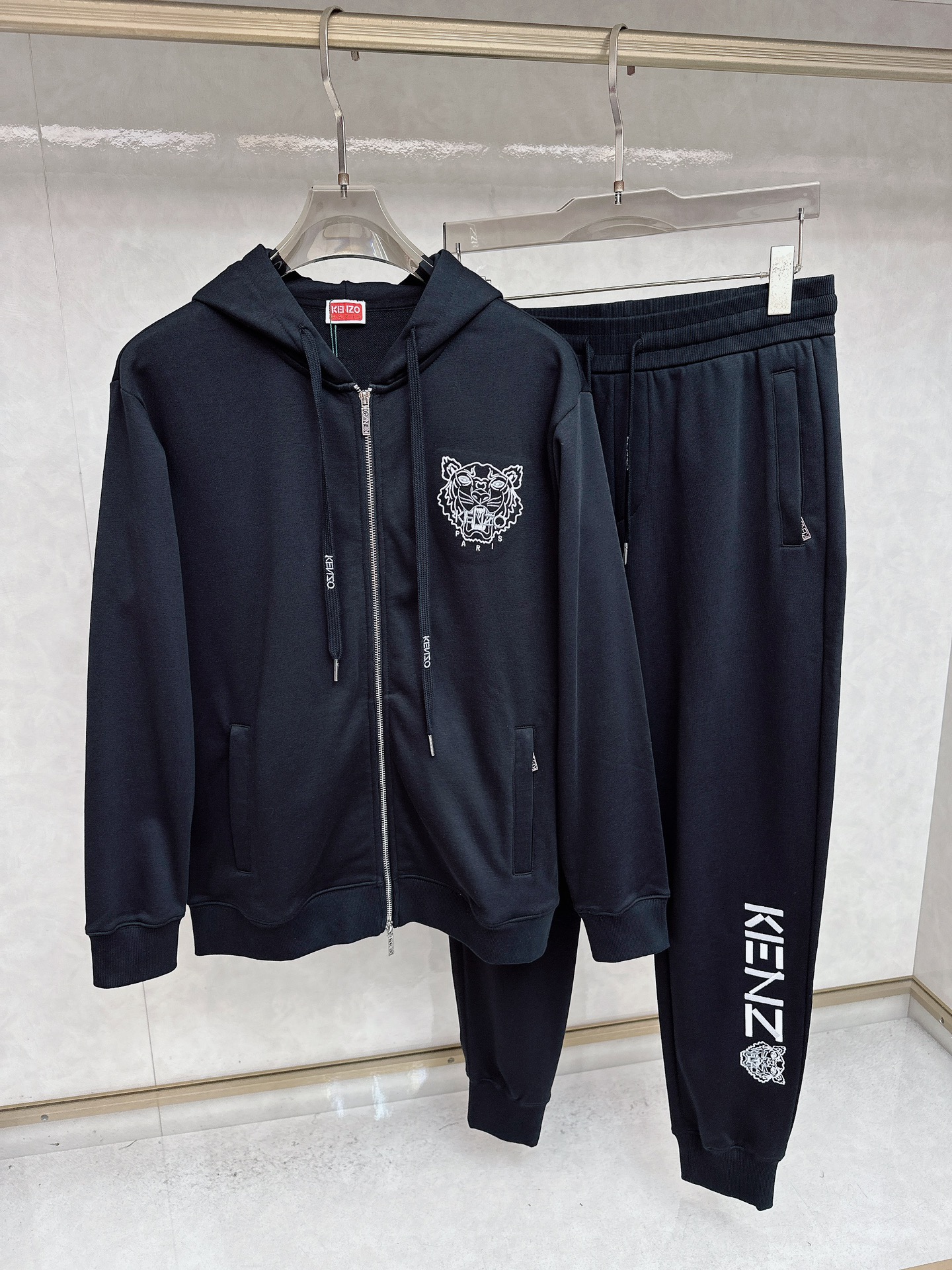 NO:598894,kenzo 5s autumn and winter new style, fashionable casual suit, brand classic LOGO, excellent comfort, strong touch. Highly recognizable. Customized imported fabrics, fresh color, fine workmanship ~ great upper body [size] M - 3XL,,alexander wang19860909kenzo 5s 秋冬新款 时尚休闲套装 品牌经典LOGO ,舒适度极好,手触感强烈.辨识度极高 定制进口面料 色泽清新 做工精细 ～上身超赞【码数】 M - 3XL,,alexander wang,Men's clothing