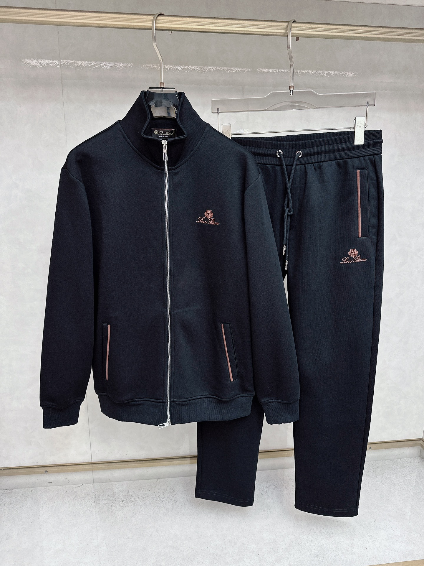 NO:598896,Ls new autumn and winter fashion casual suit, brand classic LOGO, excellent comfort, strong touch. Highly recognizable. Customized imported fabrics, fresh color, fine workmanship ~ great upper body [size] M - 3XL,,alexander wang19860909Ls 秋冬新款 时尚休闲套装 品牌经典LOGO ,舒适度极好,手触感强烈.辨识度极高 定制进口面料 色泽清新 做工精细 ～上身超赞【码数】 M - 3XL,,alexander wang,Men's clothing
