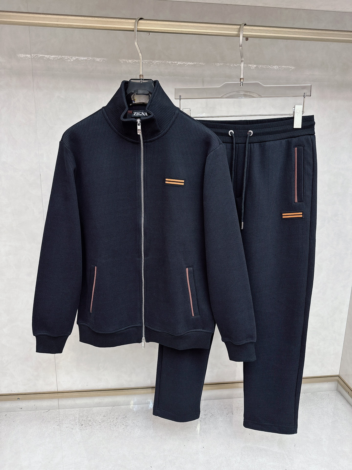 NO:598898,Zegna 5s new autumn and winter fashionable casual suit. The brand's classic LOGO, excellent comfort, strong touch. Highly recognizable. Customized imported fabrics, fresh color, fine workmanship ~ Awesome upper body [size] M - 3XL,,zegna,alexander wang19860909杰尼亚 5s 秋冬新款 时尚休闲套装 品牌经典LOGO ,舒适度极好,手触感强烈.辨识度极高 定制进口面料 色泽清新 做工精细 ～上身超赞【码数】 M - 3XL,,zegna,alexander wang,Men's clothing