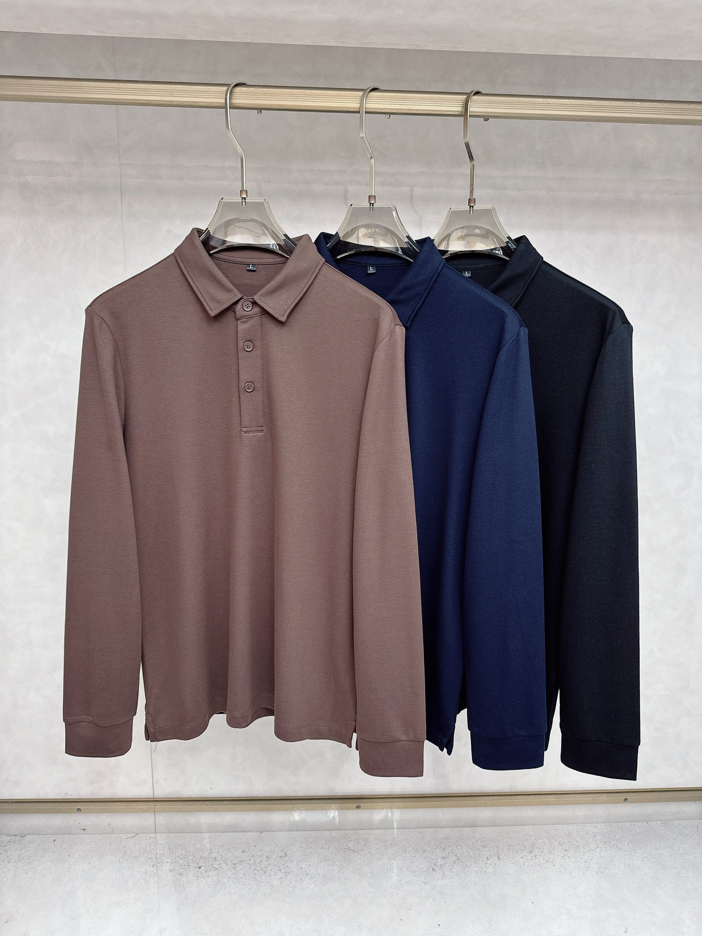 NO:598900,Ermenegildo Zegna ZZ new autumn and winter men's logo short-sleeved polo shirt continues the classic business casual lapel polo shirt. This polo shirt is made of mercerized double-sided cotton pique fabric, and the timeless design can transcend fashion trends. The classic style, the brand LOGO is three-dimensional and unique, making the whole body more detailed. The fitted version, the fabric is made of cotton pique fabric, jnb is comfortable, skin-friendly, and breathable. It is a practical one for daily commuting and leisure. Highly recommended.  Size M-3XL,,zegna,T-shirt,alexander wang19860909杰尼亚 ZZ秋冬新款男士标识短袖polo衫,延续经典商务休闲翻领POLO恤.该款Polo衫采用丝光双面棉质珠地面料制成,隽永设计可跨越时尚潮流.经典款型,品牌LOGO立体别致,让整体更具细节感 合体的版型,面料采用全棉珠地料,jnb舒适,亲肤,透气好,平时通勤休闲都很实穿的一款 强烈推荐. 尺码M-3XL,,zegna,T-shirt,alexander wang,Men's clothing