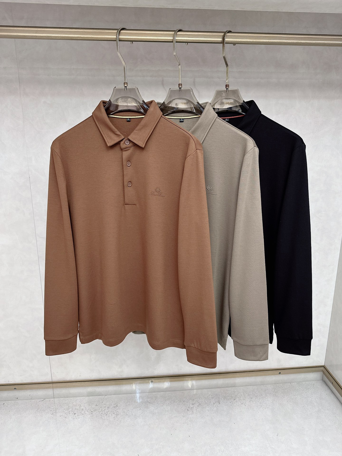 NO:598902,LP's new autumn and winter men's logo short-sleeved polo shirt continues the classic business casual lapel polo shirt. This polo shirt is made of mercerized double-sided cotton pique fabric, and the timeless design can transcend fashion trends. The classic style, the brand LOGO is three-dimensional and unique, making the whole body more detailed. Fitted version, the fabric is made of cotton pique, jnb is comfortable, skin-friendly, and breathable. It is practical for daily commuting and leisure. Highly recommended. Size M-3XL, loro  piana,T-shirt,alexander wang19860909LP秋冬新款男士标识短袖polo衫,延续经典商务休闲翻领POLO恤.该款Polo衫采用丝光双面棉质珠地面料制成,隽永设计可跨越时尚潮流.经典款型,品牌LOGO立体别致,让整体更具细节感 合体的版型,面料采用全棉珠地料,jnb舒适,亲肤,透气好,平时通勤休闲都很实穿的一款 强烈推荐. 尺码M-3XL,,loro piana,T-shirt,alexander wang,Men's clothing