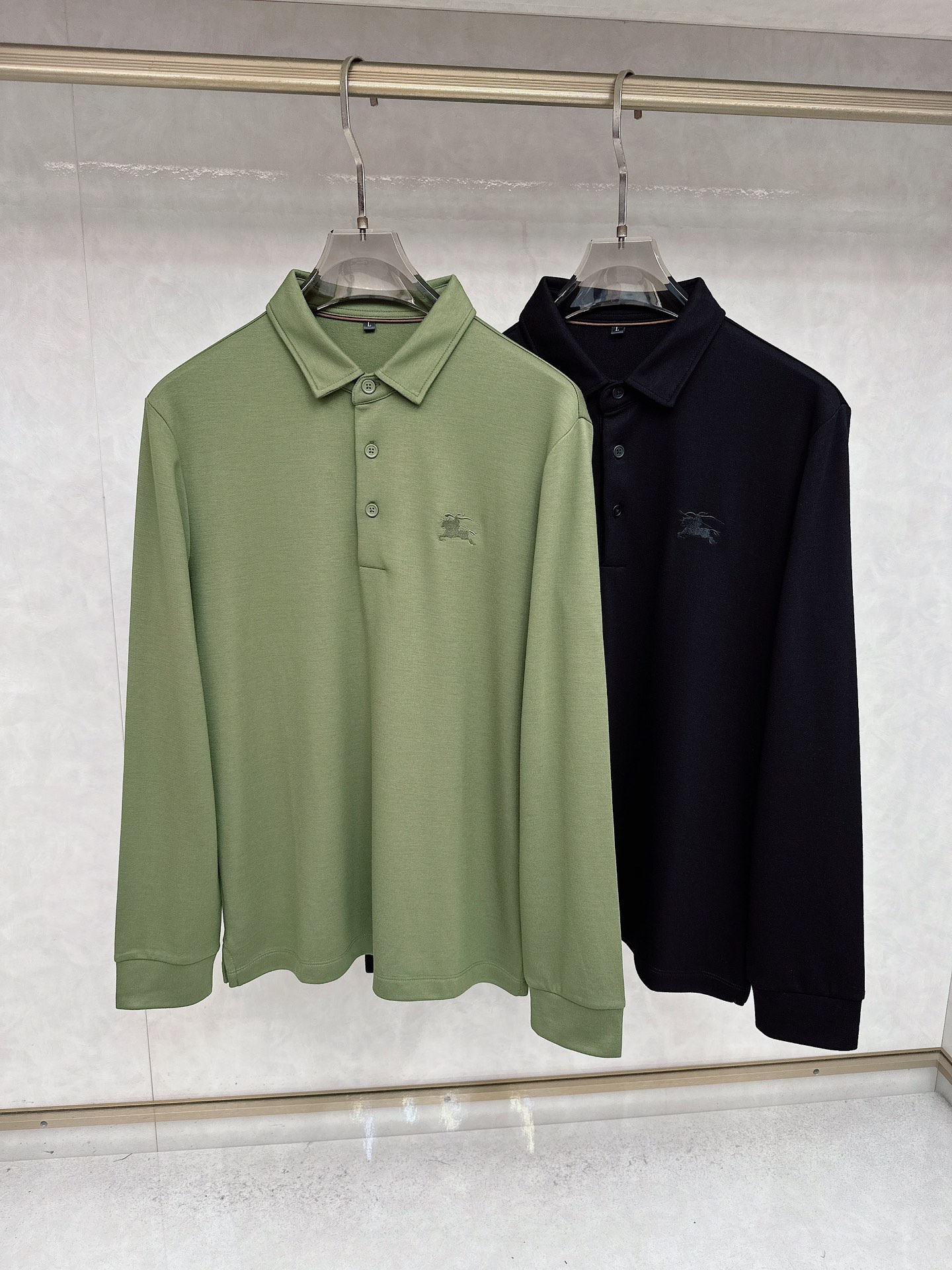 NO:598906,Burberry's 2025 autumn and winter new men's logo short-sleeved polo shirt continues the classic business casual lapel polo shirt. This polo shirt is made of mercerized double-sided cotton pique fabric, and the timeless design can transcend fashion trends. The classic style, the brand LOGO is three-dimensional and unique, making the whole body more detailed. The fitted version, the fabric is made of cotton pique, jnb is comfortable, skin-friendly, and breathable. It is a practical wear for daily commuting and leisure. Highly recommended.  Size M-3XL,,burberry,T-shirt,alexander wang19860909巴宝莉 2025秋冬新款男士标识短袖polo衫,延续经典商务休闲翻领POLO恤.该款Polo衫采用丝光双面棉质珠地面料制成,隽永设计可跨越时尚潮流.经典款型,品牌LOGO立体别致,让整体更具细节感 合体的版型,面料采用全棉珠地料,jnb舒适,亲肤,透气好,平时通勤休闲都很实穿的一款 强烈推荐. 尺码M-3XL,,burberry,T-shirt,alexander wang,Men's clothing