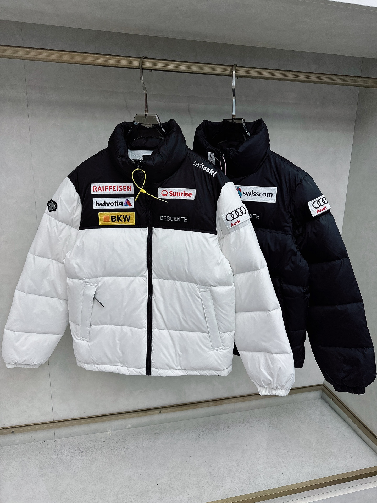 NO:598869,Top DESCENTE Down Jacket Desante Down Jacket This white short down jacket is a cooperation model with the Swiss National Alpine Ski Team. The LOGO on the chest and arms is the trademark of the cooperative team sponsor. The different colors are particularly harmonious together and have a touch of street feel. In addition, the entire piece is filled with goose down, which is warm and lightweight. The short jacket is also particularly proportional. It can be said to be the best winter item that combines ski elements and street style.  Size smlxlxxl Color black, white, jackets & coats, down jacket, alexander wang19860909顶级DESCENTE羽绒服迪桑特羽绒服这件白色短款羽绒夹克是与瑞士国家高山滑雪队的合作款,在胸前和手臂上的 LOGO是合作队赞助商的商标,不同配色在一起却格外和谐,同时多了一丝街头感. 另外整件都采用了鹅绒填充,保暖又轻便,短装夹克的版型也特别显比例,可以说是集合滑雪元素和街头风最好的冬季单品. 尺码smlxlxxl 颜色黑色 、白色,,jackets & coats,down jacket,alexander wang,Men's clothing