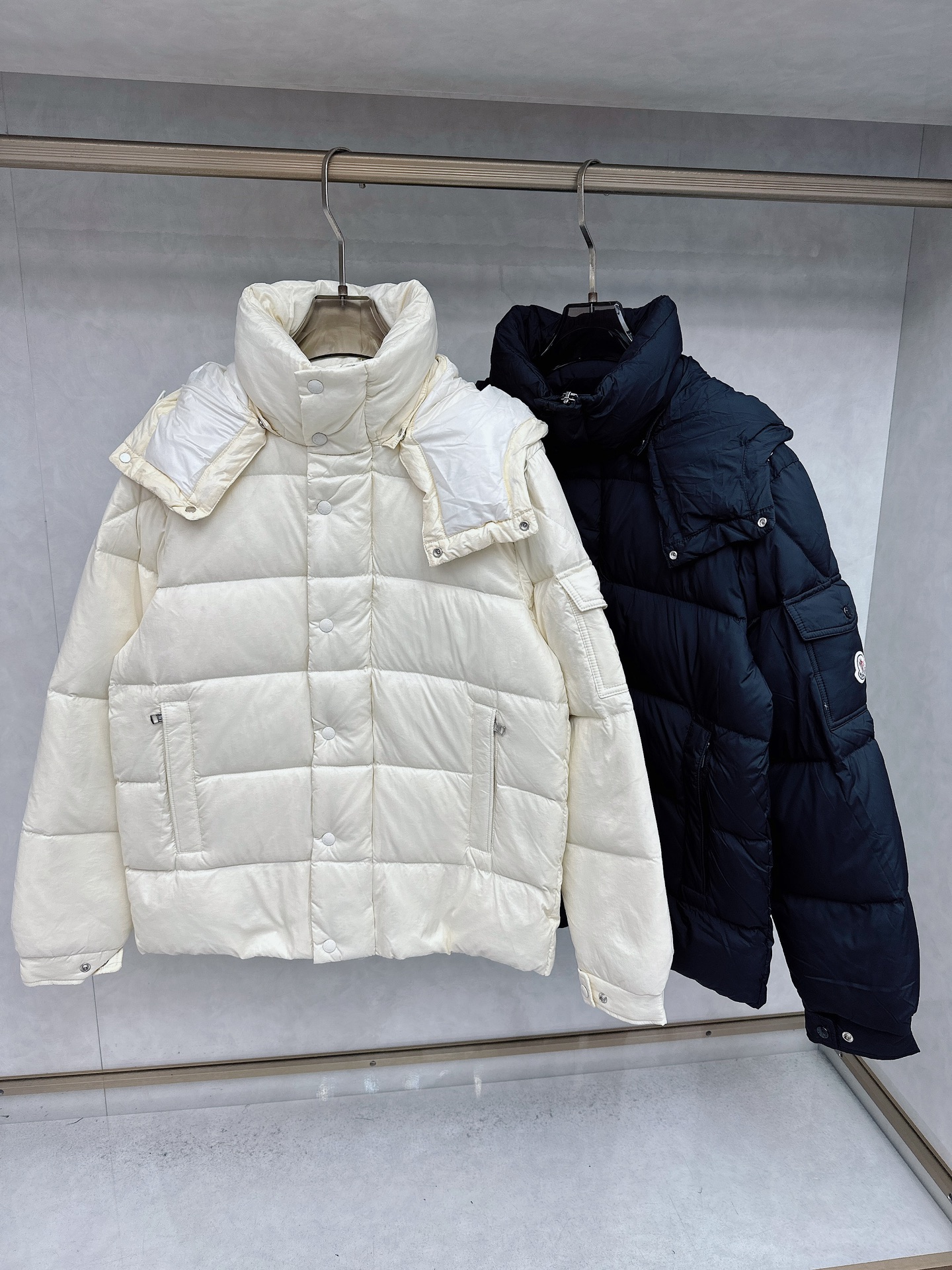 NO:598872,｜Moncler Vezere matte short Maya short down jacket. This short parka down jacket is made of longue Saion fabric. The garment is full of functional details to ensure warmth and care. It has a detachable hood, zipper pockets, adjustable cuffs and snap zipper flap placket. The sleeves are embellished with trademarks. It adds a unique touch to the overall look while significantly improving its protective performance. Original NFC inductive anti-counterfeiting chip National standard 95 pure white duck down, the market exclusively uses top-grade down, never false goose down and other misunderstandings. Fabric: nylon; lining: nylon, one of the best on the market. Everything is customized according to the original version. The electroplated hardware produced by the original processing factory is all customized by the original factory. Non-market versions are produced by a factory of the same manufacturer as Mani. There has always been no ambiguity in terms of quality. Everyone knows about the craftsmanship, QA and QC quality inspection of workers when shipping from large factories. It is not comparable to the small factories on the market. For the masked down jacket, there is almost no one that can do it better than us without bragging! Make an original product with care, so that every customer has the confidence to introduce to his customers that this is the top version in the country. Good products do not need too many soft articles to set off, only junk products will brag about the original ZP and use thousands of words to impress consumers! Size 1-5,,Moncler,Moncler,down jacket,hats,alexander wang19860909｜盟可睐 蒙口 Vezere雾面短玛雅短款羽绒服 该款短款派克羽绒采用 longue Saion面料制成,服装满载功能性细节,确保温暖呵护.设有可拆卸风帽、拉链口袋、可调节袖口以及按扣拉链翻盖门襟.衣袖点缀商标.为整体造型增添一抹独特气息的同时防护性能显著提升.原版Nfc感应式防伪芯片 国标95纯白鸭绒,市面独家使用顶级羽绒,绝不吹虚鹅绒等一系列的错误理解 面料: 锦纶; 里料: 锦纶 ,市面最顶级没有之一,一切遵照原版定制.原代加工厂出品电镀五金,全部原厂定制,非市场各类版某玛尼同代工厂出品,在品质方面一直是不去含糊,大厂出货大家都懂工人的工艺、QA与Qc品检 不是市面小厂可比的. 蒙口羽绒服,不吹嘘,目前能比我们做的更好的几乎没有！ 用心做一件原版产品,让每一位客户有底气去给他的客户介绍说这个是国内最顶级版本.好的产品不需要过多软文去衬托, 只有垃圾产品才会吹嘘原单ZP 用洒洒洋洋几千字来打动消费者！ 尺码1-5,,Moncler,Moncler,down jacket,hats,alexander wang,Men's clothing