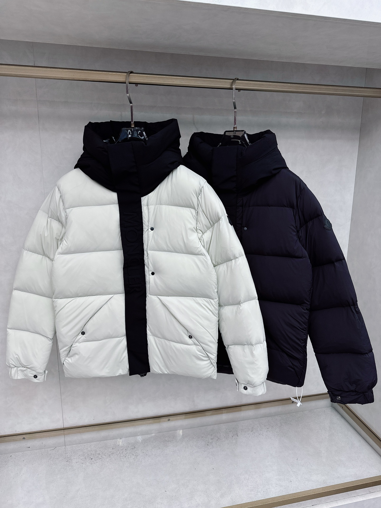 NO:598875,【Moner】 Access Control Three-dimensional Embossed Letters Down Jacket Black Samurai Collar Hooded Mid-Length Down Jacket Hard to find on the official website 95 goose down filling Madeira down jacket is a functional wardrobe staple, made of Longuesaison nylon, providing excellent warmth and light comfort. Presented in quiet neutral tones, the loose fit pays homage to the simple design. Made of matte Longue Saison nylon, lacquered nylon lining, filled with down The hood and front placket are made of 2.5 layers of fabric. Logo lettering is embossed. Hidden button and zipper closure. Exterior pockets have hidden snap button closure. Chest pockets with zipper closure. Adjustable hood and hood with elastic drawstring. Matte black logo. Sizes 1 2 3 4 5,,jackets & coats,down jacket,hats,alexander wang19860909【Moner】 门禁立体浮雕压花字母羽绒服黑武士 围脖连帽中長羽绒服 官网一衣难求 95鵝絨填充 Madeira羽绒夹克是功能性衣橱的常备单品,采用Longuesaison 尼龙制成,提供出色温暖感目轻烈舒活.以宁静中性色调呈现,宽松版型向简洁设计致敬. 采用亚光 Longue Saison 尼龙制成 漆面尼龙衬里 填充羽绒 风帽与正面门襟采用2.5层面料制成 徽标字母压纹 隐藏式纽扣与拉链开合 外袋设有隐藏式按扣开合 胸部口袋搭配拉链开合 可调节风帽与不摆设有弹力拉绳 亚光黑色商标 尺码1 2 3 4 5,,jackets & coats,down jacket,hats,alexander wang,Men's clothing