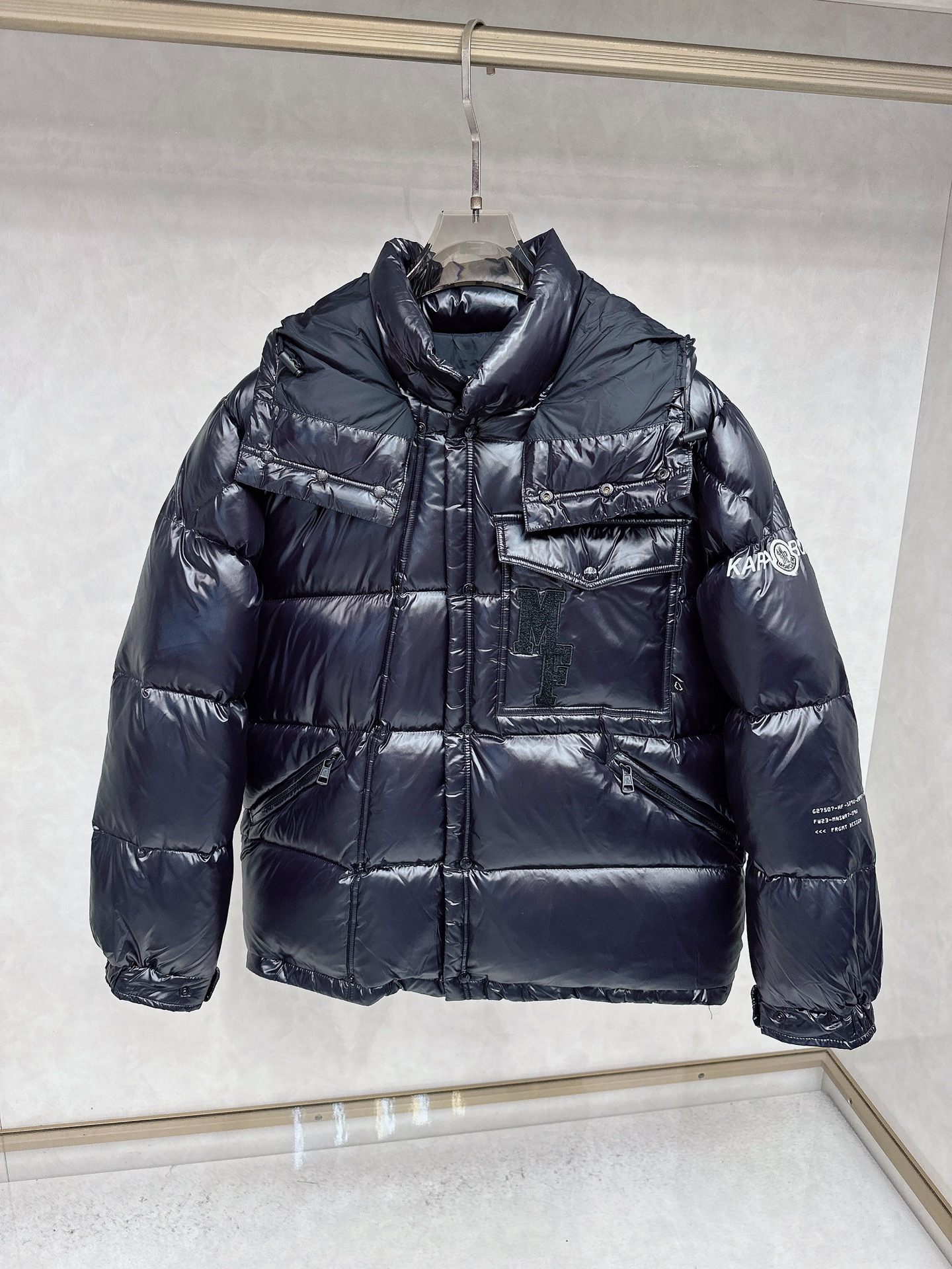 NO:598878,Mengkou 2025 new autumn and winter hooded down jacket!  Fashionable and warm down jacket!  The trading company ordered good goods, and the official website is selling them simultaneously. h is the most limited-edition warm, fashionable and casual down jacket for boys in autumn and winter!  Filled down with 90 white duck down has excellent fluffiness, excellent thermal insulation effect, exquisite details, stylish and handsome upper body, moderate thickness without being bloated, high-end quality. Sizes 1-5. Please state your height and weight when placing an order, Moncler, down jacket, hats, alexander wang19860909蒙口2025秋冬新款连帽羽绒服！时尚保暖羽绒服！贸易公司订单好货,官网同步发售,h最为男生秋冬限量必入保暖时尚休闲羽绒服！填充羽绒90白鸭绒蓬松度极佳,m保暖效果超优,细节精致考究,上身有型帅气,厚度适中不显臃肿,高端品质.1-5码.下单报身高体重,,Moncler,down jacket,hats,alexander wang,Men's clothing