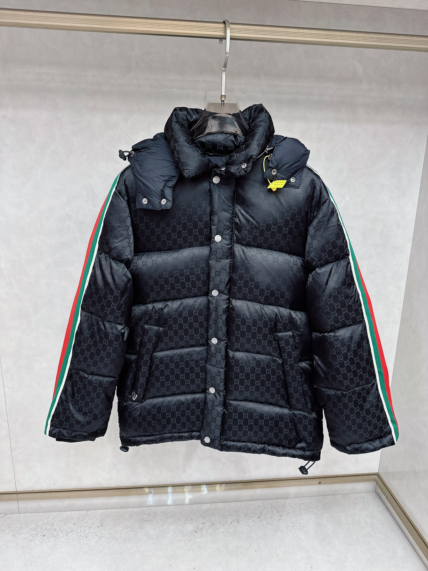 NO:598881,Gucci Down Jacket Fashionable Contrast Color Splicing Web Down Jacket Full Logo Hooded Down Jacket This zippered down jacket is one of the newly launched accessories and ready-to-wear series. Regenerated nylon is made of recycled sewing threads and accessories, with the brand's iconic pattern elements. The fabric is full of luster, and the perfect hardware is developed from the original version. It is really a rare treasure. Filled with 90 white duck down to keep you warm this winter. Same style for men and women. Detachable hood collar 1-5,, down  jacket,hats,alexander wang19860909古奇 羽绒服时尚撞色拼接织带羽绒服 满LOGO连帽羽绒服 这款拉链羽绒服是焕新推出的配饰和成衣系列中的一款 再生尼龙由可回收利用的缝纫线和辅料制成,品牌标志性的图案元素.面料光泽感十足,完美五金原版开发,真的是不可多得的珍品 填充90白鸭绒,这个冬天给足你温暖.男女同款 可拆卸帽领1-5,,down jacket,hats,alexander wang,Men's clothing