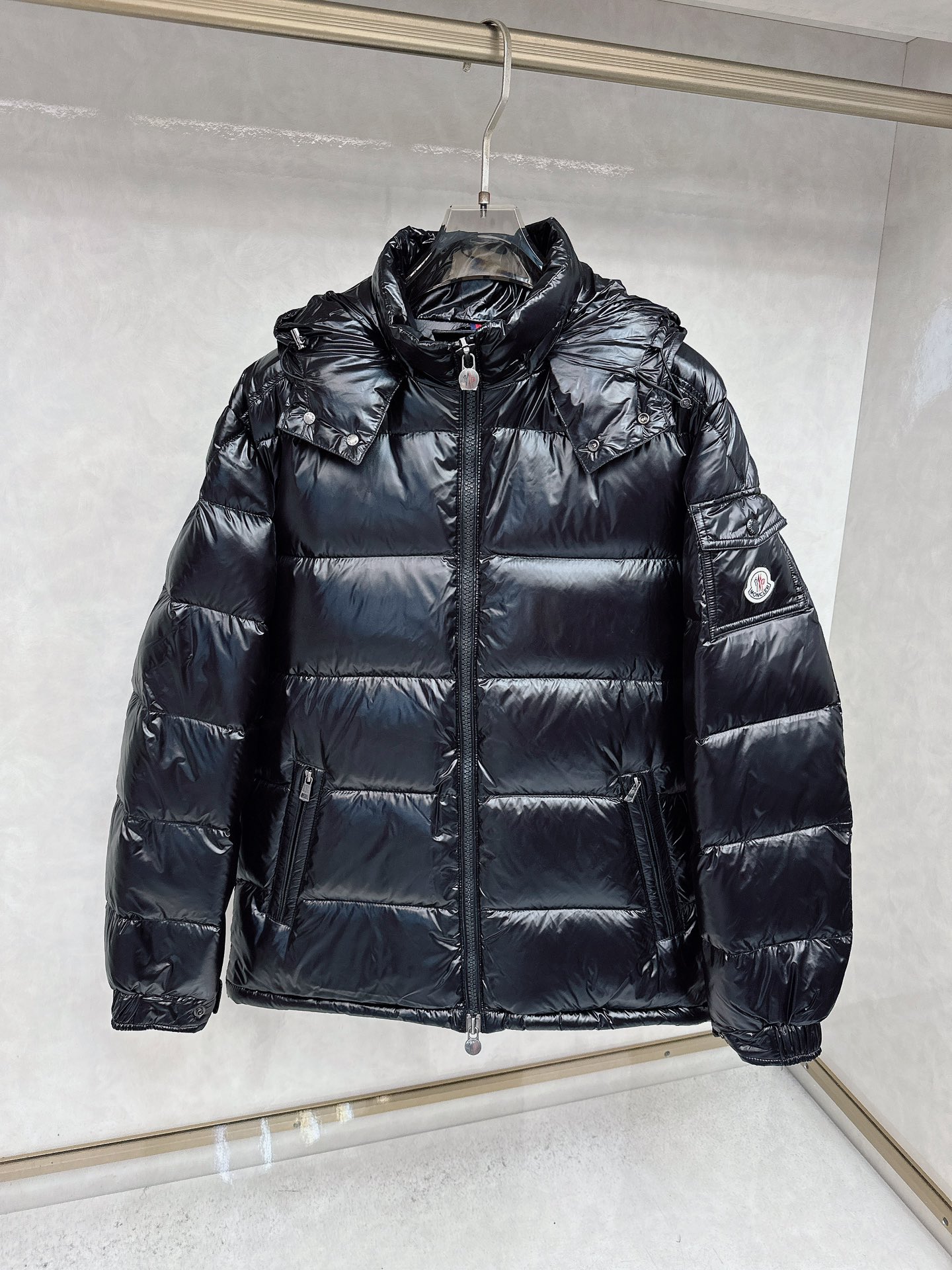 NO:598884,The same style as Moner and Maya. It is a short down jacket with a handsome upper body. It will not look so bloated!  Celebrities are very afraid of matching styles, but this down has been worn by almost all celebrities in the entertainment industry. Why?  Because it is truly a classic!  And you can’t go wrong wearing it in winter, it’s very warm, and it won’t run out of lint!  Cold winter!  Get your winter clothes ready!  Super warm. Goose down available in stock all year round. Size 12345, Moncler, Moncler, down jacket, alexander wang19860909蒙口 Moner盟可睐maya玛雅羽皇陈奕迅同款,短款羽绒服,上身帅气十足.不会显得那么臃肿！明星很怕撞款,但是这款羽绒基本整个娱乐圈的明星都穿过个遍,为什么？因为确实经典！而且冬天穿出去绝对不会错很保暖,绝对不跑绒！寒冷冬天！备好过冬的衣服吧！超级保暖 常年现货供应鹅绒 码数12345,,Moncler,Moncler,down jacket,alexander wang,Men's clothing