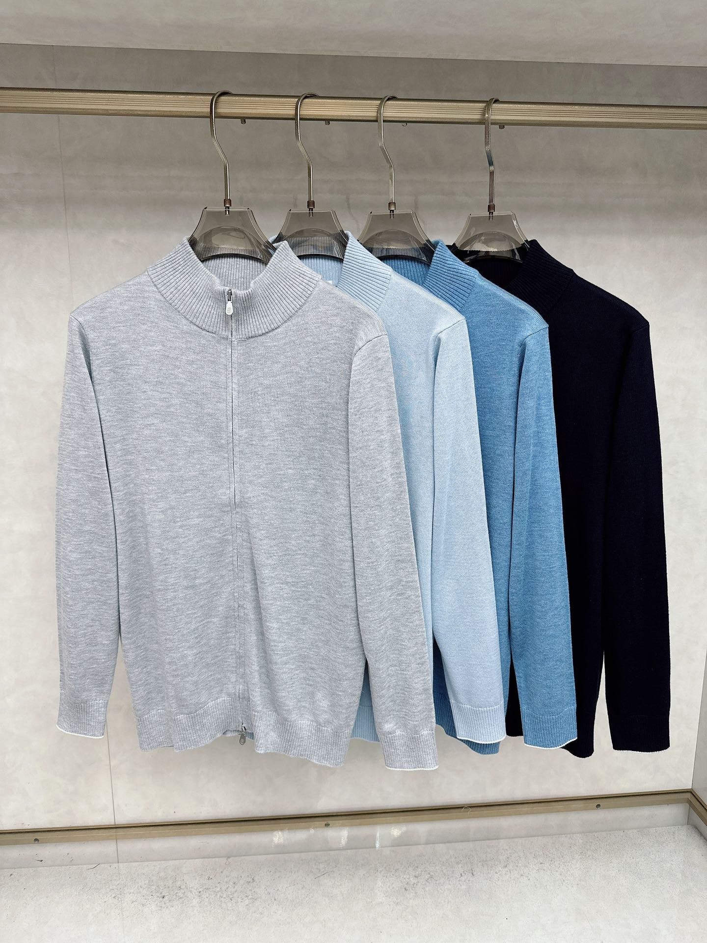 NO:540780,BC 2025ss early autumn new style released knitted stand-up collar jacket. Spring jacket!  Wearing it is comfortable and slim, lazy and casual, combined with clean and simple colors, it is particularly pleasing to look at and is suitable for daily wear~ I sincerely launch sports items embellished with vitality prints to welcome the arrival of the warm season!  Size 48-56, Jackets & coats,alexander wang19860909BC 2025ss早秋新款发布织针立领外套.春款外套！穿上就是舒适自在又显瘦的存在,慵懒而随性,结合干净简单的色系就特别耐看,适合日常穿着~倾情推出缀饰活力印花的运动单品,迎接温暖季节的到来！尺码48-56,,jackets & coats,alexander wang,Men's clothing