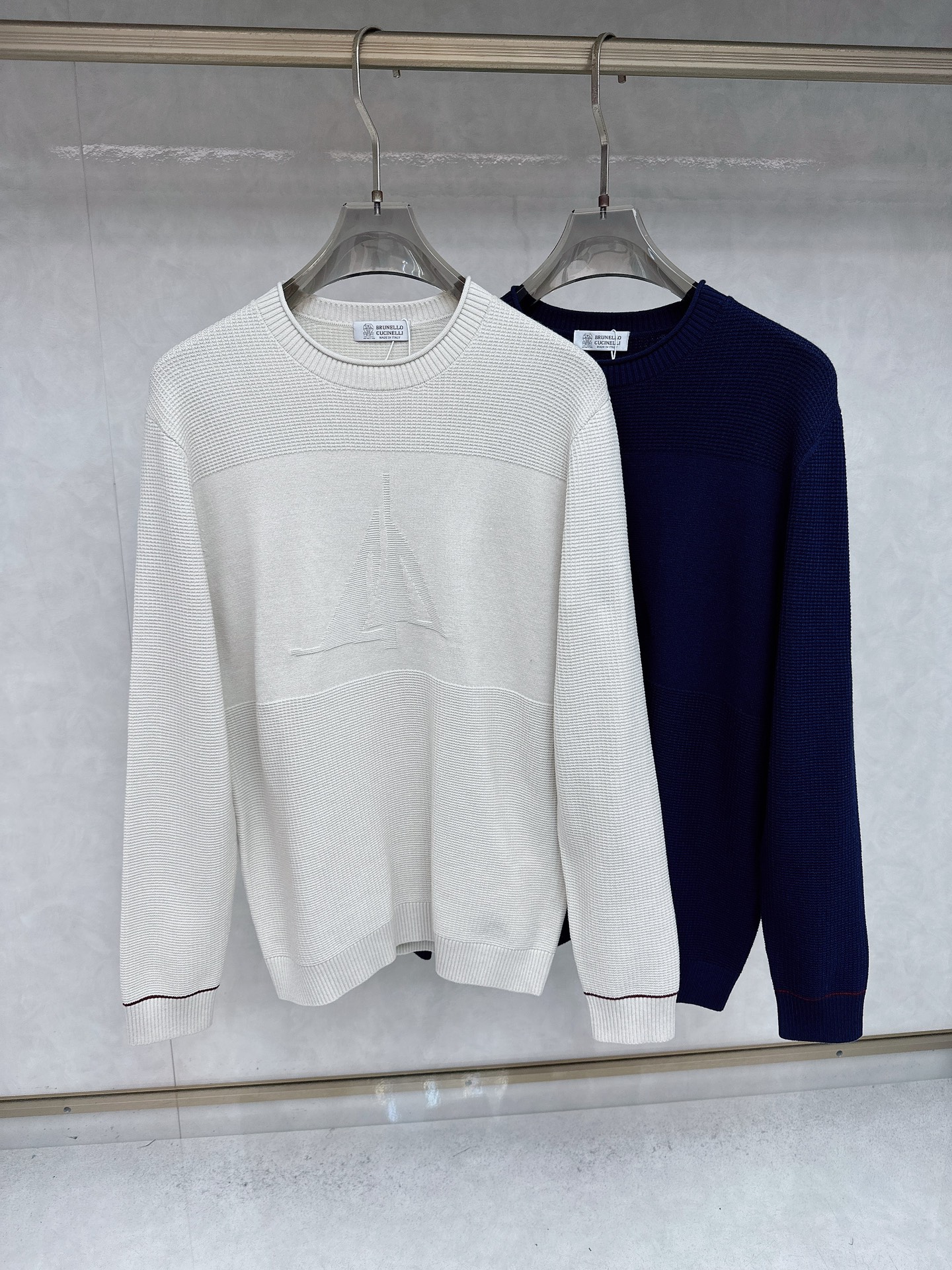 NO:540787,BC Nautical Style Waffle Knitted Sweater is free and stylish, coming from the waves. When the romance of navigation meets the elegance of daily life, this shirt with both texture and design is born, creating a casual and unintentional dressing choice for men who pursue style.  Ingenious ideas are seen in the core design details, navigation inspiration injects into the overall style and classic navigation elements. The simple lines have a sense of freedom and openness. Whether it is for urban commuting or weekend trips, you can wear a relaxed and stylish temperament. The waffle texture has a unique texture and a waffle weaving, which is concave and concave and delicate touch, which not only enhances the breathability of the fabric, but also adds layers and retro charm to the clothes, saying goodbye to monotony. The curled round neck design is soft and round neck fits the neck lines,  The exquisite curled edge craftsmanship weakens the stiffness, adds a bit of laziness and casualness, and takes into account comfort and styling. The gold-based colored yarn of 77% linen + 23% cotton is made of gold, which has the advantages of both fabrics. The linen is refreshing and breathable, effectively cope with daily stuffiness and keeps the skin dry all the time; the cotton is soft and skin-friendly, improving the comfort of wearing, and not easily deforming after wearing it. The colored weaving technology makes the colors full and lasting, and not easy to fade texture.  Size 48-56, Sweaters, gold, alexander wang19860909BC 航海风华夫格针织毛衣 自在格调,踏浪而来.当航海的浪漫与日常的优雅相遇,便诞生了这件兼具质感与设计感的衫,为追求格调的男士打造随性不随意的穿搭选择. 核心设计细节处见巧思,航海灵感注入整体风格融入经典航海元素,简约线条间自带自由开阔感,无论是城市通勤还是周末出游,都能穿出松弛又有型的气质.华夫格纹理质感独特华夫格织法,触感凹凸细腻,不仅提升面料透气性,还为衣物增添层次与复古韵味,告别单调.卷边圆领设计柔和圆领贴合颈部线条,搭配精致卷边工艺,弱化生硬感,增添几分慵懒随性,兼顾舒适与造型感.采用77％亚麻＋23％棉的黄金配比色织纱线,兼具两种面料的优势亚麻的清爽透气,有效应对日常闷热,让肌肤时刻保持干爽；棉的柔软亲肤,提升穿着舒适度,久穿不易变形.色织工艺更让色彩饱满持久水洗不易褪色质感始终在线. 尺码48-56,,sweaters,gold,alexander wang,Men's clothing