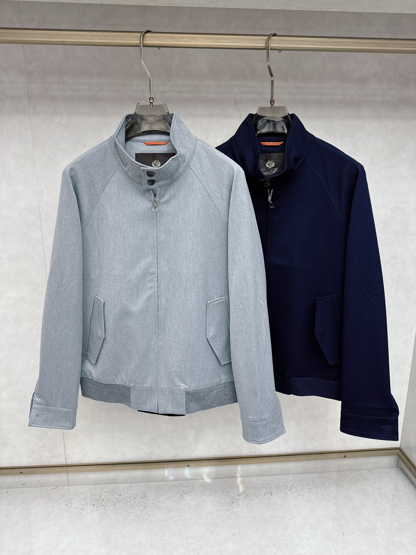 NO:540789,LP 1865ss autumn and winter new style is released. LP stand-up collar jacket, a popular autumn thin cotton jacket, which makes you feel comfortable and slim when worn. It is lazy and casual, combined with clean and simple colors, which is particularly pleasing to the eye. It is suitable for daily wear~ I love to launch sports items embellished with vitality prints!  Size M-3XL complete three standards, loro piana, jackets & coats, jackets & coats, alexander wang19860909LP 1865ss秋冬新款发布 LP立领夹克外套,秋季爆款夹薄棉夹克,穿上就是舒适自在又显瘦的存在,慵懒而随性,结合干净简单的色系就特别耐看,适合日常穿着~倾情推出缀饰活力印花的运动单品！ 尺码M-3XL 三标齐全,,loro piana,jackets & coats,jackets & coats,alexander wang,Men's clothing