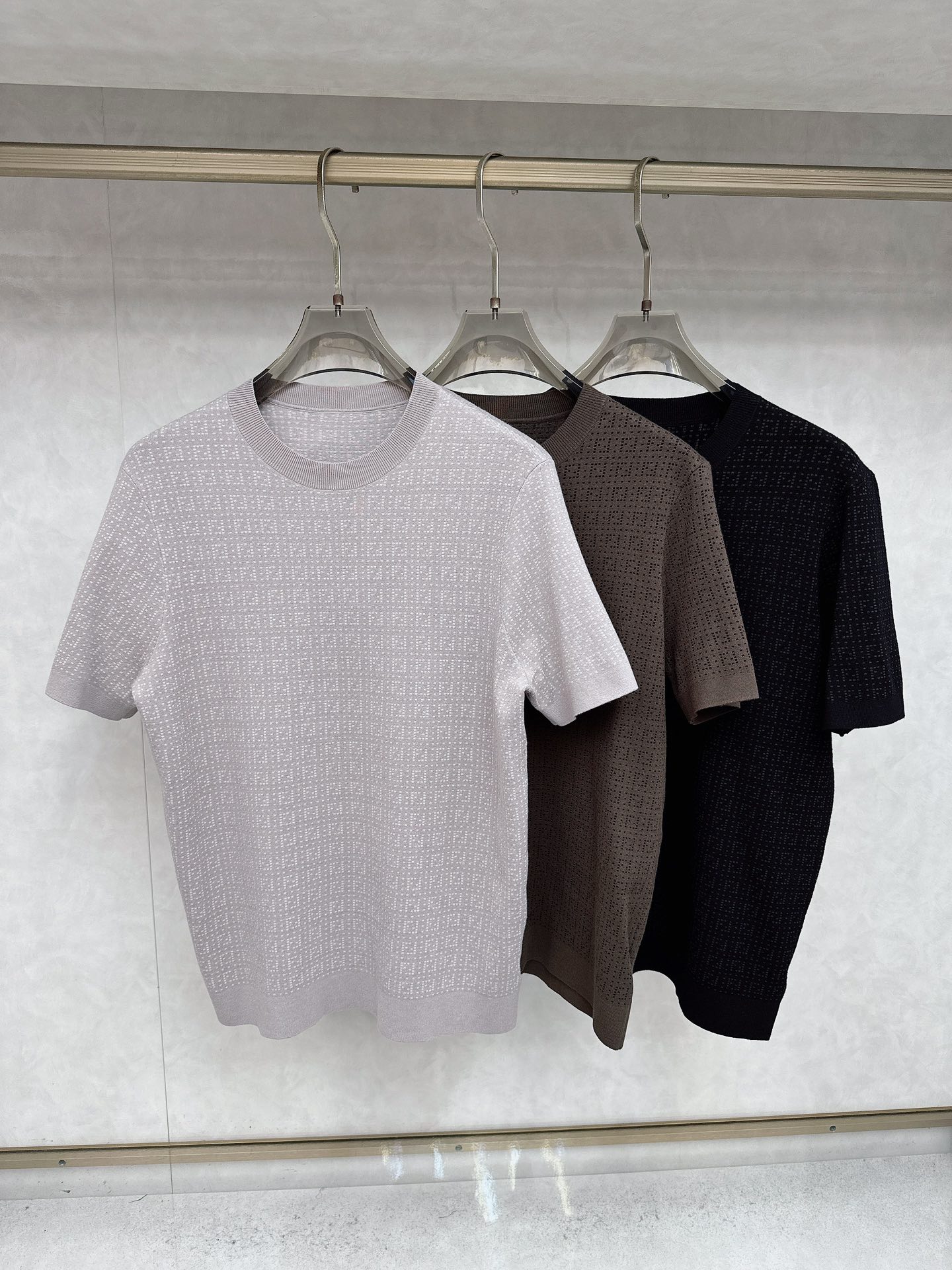 NO:540779,Fendi's new autumn and winter products knitted wool base shirt, positioned jacquard fabric base shirt is shipped, all the fabrics are customized, repositioned jacquard, all the floral textile yarns are woven in one piece and hand-cut, with a strong sense of grade and super comfortable fabric, which can make your outdoor outfit more fashionable and practical!  Code number M-3XL color black-gray-green, fendi, alexander wang19860909芬迪 秋冬新品 针织羊毛打底衫,定位提花面料底衫出货,面料全部订制高克重定位提花,全部花型纺织纱线一体织出来在经过手工剪花,档次感极强,面料超舒适,可以让你的户外穿搭更具时尚感和实用性！ 码数M-3XL 颜色黑色-灰色-绿色,,fendi,alexander wang,Men's clothing