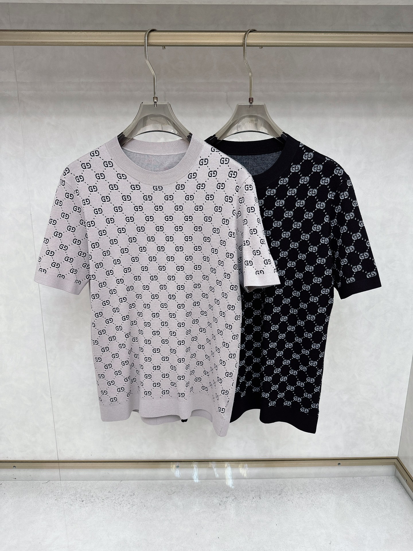 NO:540785,Guqi 2025 autumn and winter new knitted sweaters, fashionable and casual base shirts, selected imported high-density double-sided cotton fabrics, exquisite original jacquard logos, excellent comfort and breathability, excellent soft, wrinkle-resistant elasticity and drooping. Whether worn alone or in the inner wear, they are very handsome, which conforms to the practical dressing habits of men, pursues luxury, noble and elegant style, and creates extraordinary men's taste. The visual effect is very good, the grade is extremely high, simple and fashionable, and a must-have choice for casual business!  Code number M-3XL color black-gray, sweaters, alexander wang19860909古奇 2025秋冬新款针织毛衣,时尚休闲打底衫,精选进口高密度双面拉架棉面料,精致原版提花logo打造,舒适性与透气性兼优,柔软抗皱弹性和垂性极佳,无论是单穿或是内搭都是帅气十足,吻合了男性实用穿衣习惯,追求奢华高贵优雅风范,打造不凡男士品味,视觉效果非常赞,档次极高,简约时尚,休闲商务必备之选！ 码数M-3XL 颜色黑色-灰色,,sweaters,alexander wang,Men's clothing