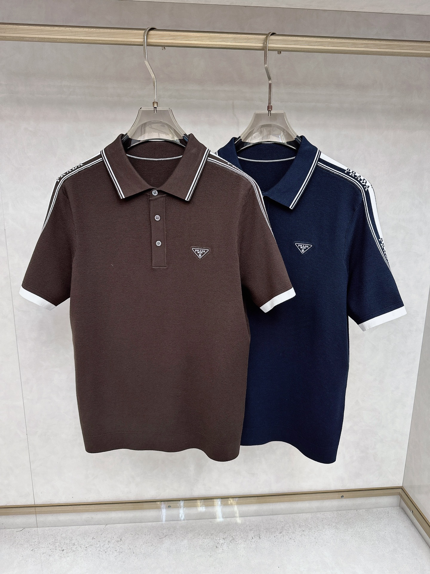 NO:540759,Prada's latest men's lapel shirt for autumn and winter 2025, made of knitted cotton fabrics, with clear textures and exquisite embroidery on the front. The comfort of wearing close-fitting is incomparable to ordinary T-shirts. It has good elasticity and no sense of restraint. The upper body is crisp and stylish, and it is not easy to wrinkle and deform. The traditional collar design is simple and generous, light business style, with a strong sense of quality. It can be worn alone or base. It is invincible and versatile. The details are handled in place. It doesn't want to take off the upper body!  Code number M-3XL, prada, alexander wang19860909普拉达 2025秋冬最新男士翻领衫,精选针织棉质面料制成, 纹理清晰,前面精致刺绣尽显高端奢华品质；贴身穿着的舒适度也是普通Ｔ恤无法比拟的,弹性好,无约束感,上身挺括有型,不易起皱变形.传统领设计,简单大方,轻商务风格,品质感极强,可单穿也可打底,无敌百搭,细节处理非常到位,上身就不想脱的一款针织衫！ 码数M-3XL,,prada,alexander wang,Men's clothing