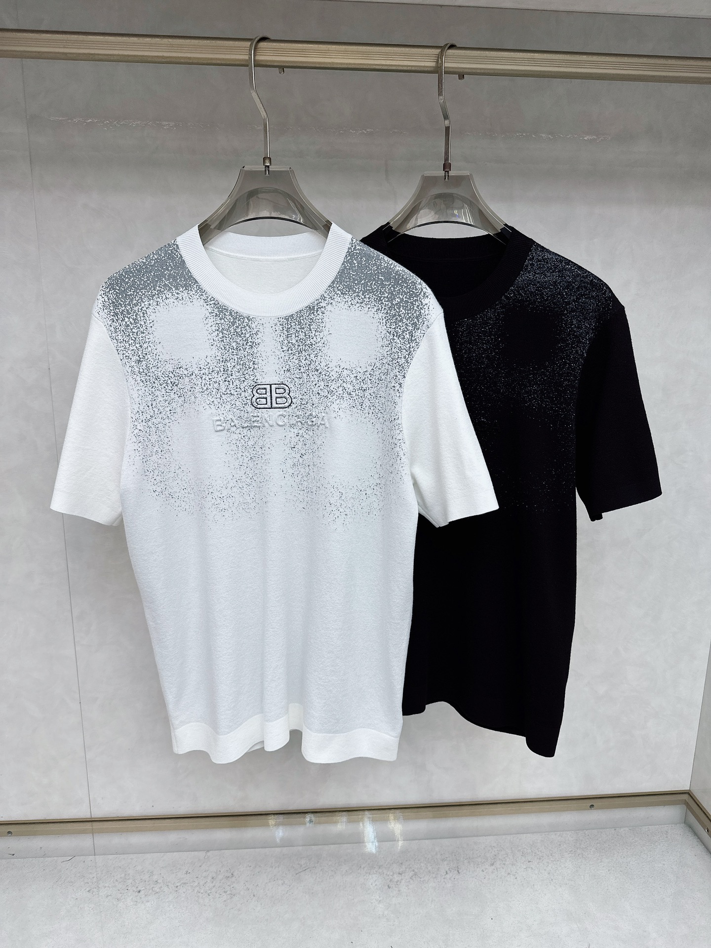 NO:540762,Balenciaga-Bale* 25 autumn and winter new round neck knitted wool short sleeves, exquisite craftsmanship, top-level elements fusion, trendy men's fashion, whether it is the comfort of the upper body or it is incomparable Size: M-XXXL,,balenciaga,balenciaga,T-shirt,alexander wang19860909巴黎世家-Bale* 25秋冬新款圆领针织羊毛短袖,精致工艺面料,顶级元素融合打造,潮男时尚,无论是上身舒适度还是都是无可比拟的存在 尺码:M-XXXL,,balenciaga,balenciaga,T-shirt,alexander wang,Men's clothing