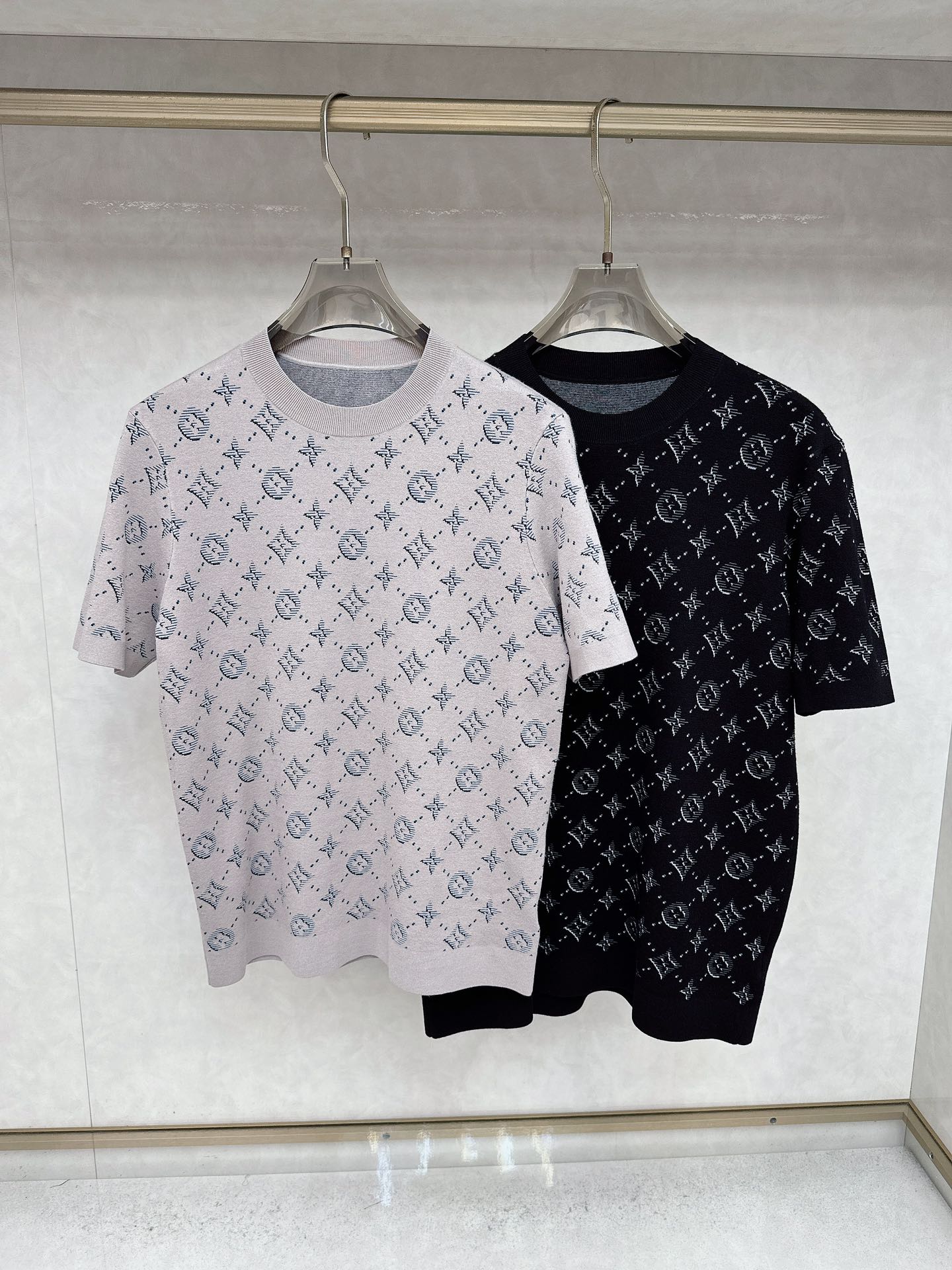 NO:540765,LV 2025 autumn and winter new knitted sweater, fashionable and casual base shirt, selected imported high-density double-sided cotton fabric, exquisite original jacquard logo, excellent comfort and breathability, excellent soft, wrinkle-resistant elasticity and drooping. Whether worn alone or in the inner wear, it is very handsome, which conforms to the practical dressing habits of men, pursues luxury, noble and elegant style, and creates extraordinary men's taste. The visual effect is very good, the grade is extremely high, simple and fashionable, and a must-have choice for casual business!  Code number M-3XL, louis vuitton, sweaters, alexander wang19860909LV 2025秋冬新款针织毛衣,时尚休闲打底衫,精选进口高密度双面拉架棉面料,精致原版提花logo打造,舒适性与透气性兼优,柔软抗皱弹性和垂性极佳,无论是单穿或是内搭都是帅气十足,吻合了男性实用穿衣习惯,追求奢华高贵优雅风范,打造不凡男士品味,视觉效果非常赞,档次极高,简约时尚,休闲商务必备之选！ 码数M-3XL,,louis vuitton,sweaters,alexander wang,Men's clothing