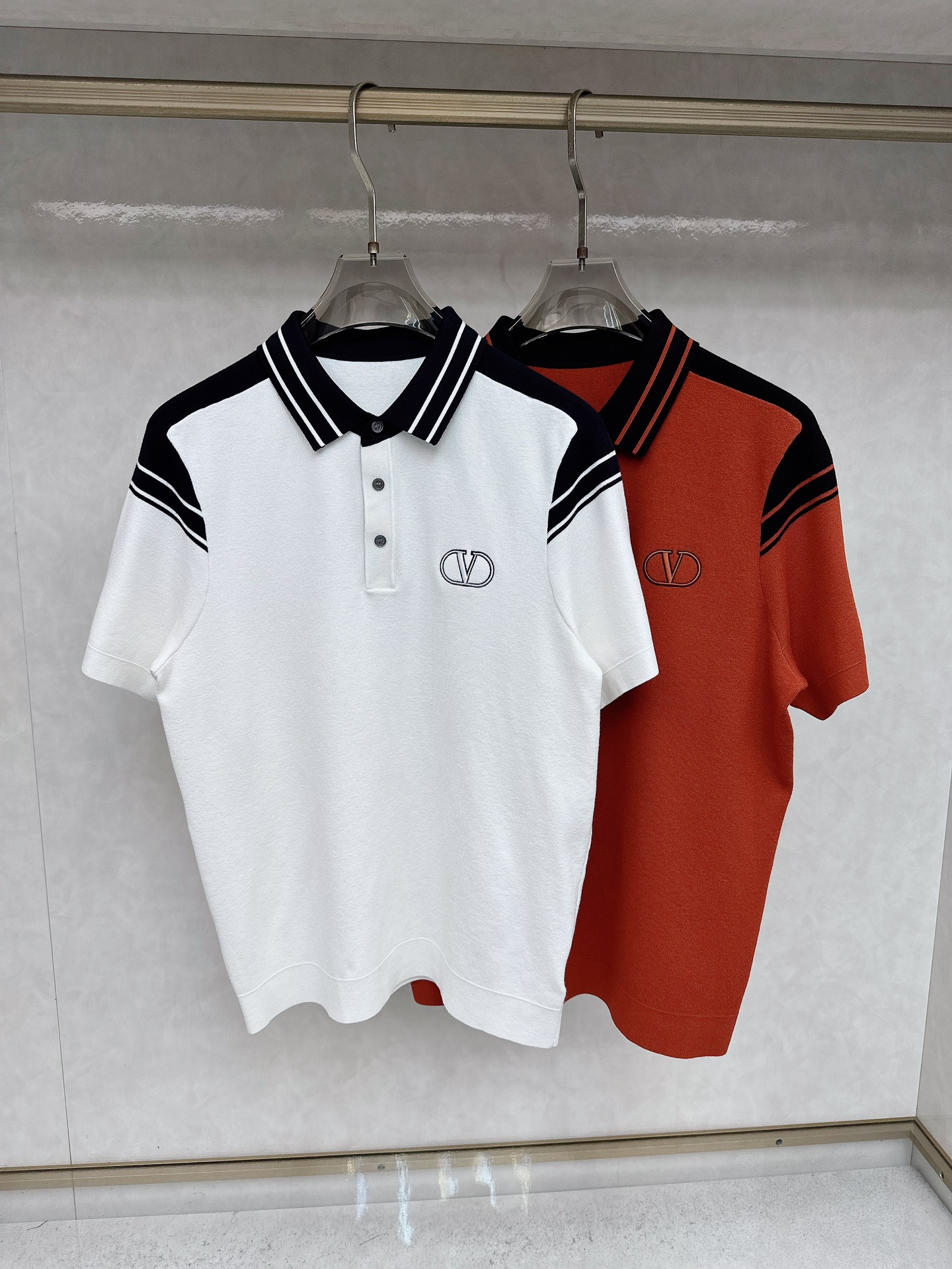 NO:540768,【Valentino】Valentino's new autumn and winter products are exquisite and elegant knitted wool short-sleeved!  Full quality!  !  Embroidery brand classic patterns, high-end and elegant.  Simple design!  The upper body of the fabric is comfortable and breathable, delicate and soft. High-quality wool and exquisite craftsmanship make the sweater feel delicate and soft. The texture of the fabric is high-end, gloss and textures make people feel very comfortable and noble. It presents a unique texture and pattern, and the design style is combined with fashion trends, which is both classic and unique, showing the high-end and fashionable temperament. Pay attention to details and tailoring, showing unique taste and personality, allowing you to wear in autumn  Stand out. Let you feel warm and comfortable in the cold seasons. Let you stand out in the autumn and winter seasons. Every detail has been carefully crafted and has high-end texture and comfort, such as exquisite buttons, unique necklines, etc., showing high-end taste and exquisite craftsmanship. Fashion and classic coexistence combines fashion elements and classic design, which is both in line with fashion trends and without losing the classic atmosphere, allowing you to show high-end fashion taste in winter outfits.  Code number M-3XL color white - brick red, valentino, valentino, sweaters, T-shirt, alexander wang19860909【Valentino】华伦天奴 秋冬新品精致优雅针织羊毛短袖！全品相！！刺绣品牌经典图案,高端大气．简约设计！面料上身舒适透气,细腻柔软,选用了高质量的羊毛和精湛的工艺,使毛衣的触感细腻柔软,面料质感高级,光泽度和质感都让人感到非常舒适和高贵.呈出独特的纹理和图案,设计风格与时尚潮流相结合,既经典又不失个性,展现出高级时尚的气质.注重细节和剪裁,展现出独特的品味和个性,让你在秋季穿搭中脱颖而出.让你在寒冷的季节里感受到温暖和舒适.让你在秋冬季节中脱颖而出.每个细节都经过精心雕琢,具有高级质感和舒适度,如精致的纽扣、独特的领口等,展现出高级品味和精致工艺.时尚与经典并存融合了时尚元素与经典设计,既符合时尚潮流又不失经典气息,让你在冬季穿搭中展现出高级的时尚品味. 码数M-3XL 颜色白色-砖红色,,valentino,valentino,sweaters,T-shirt,alexander wang,Men's clothing