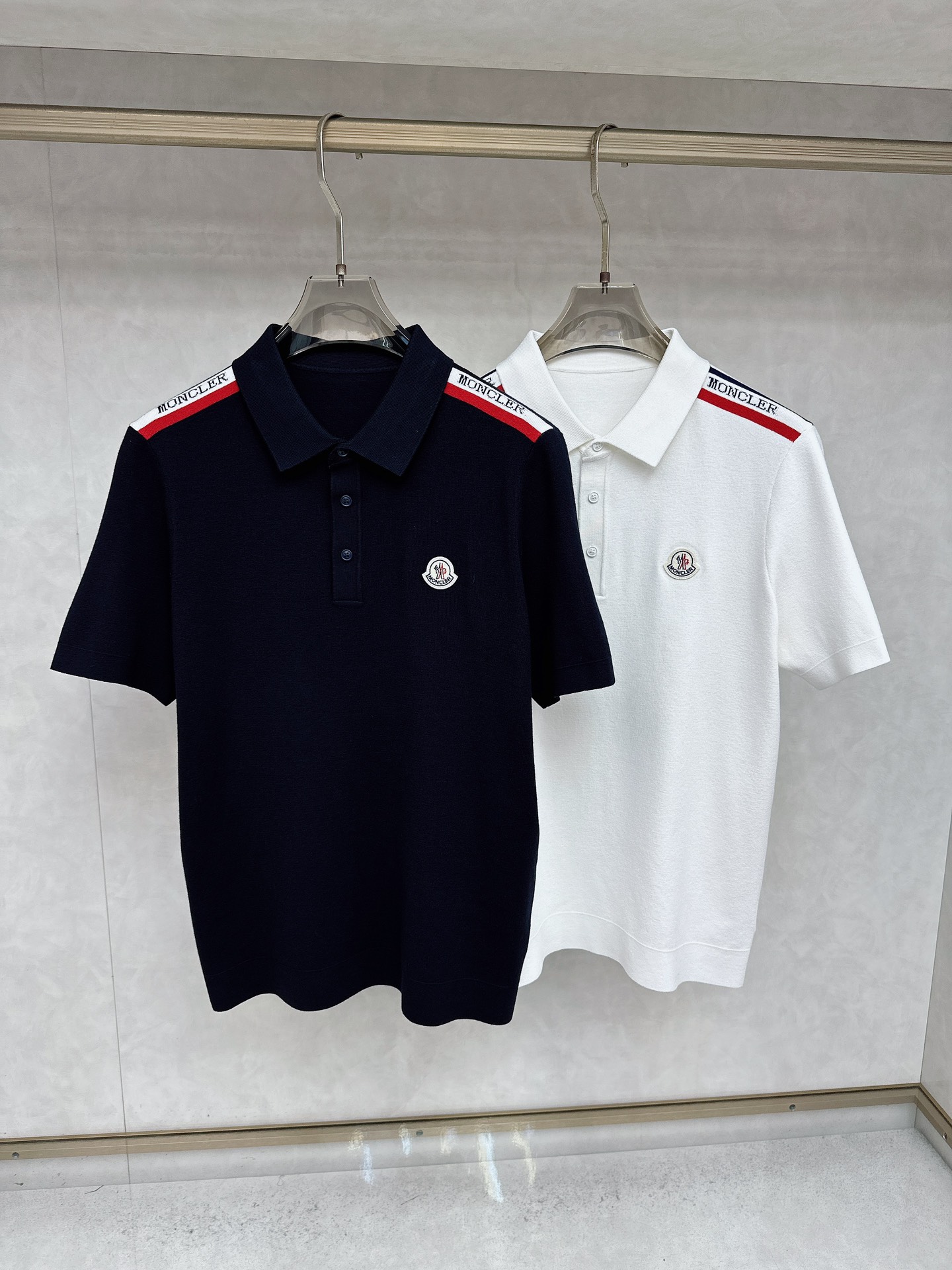 NO:540771,The mask 【Moner】 Boutique wool sweater, high-end custom shoulder letter logo series, affiliated to the brand's high-end main line, patented top yarn blend, explaining conventional styles with innovation, the configuration of the fabric is even more remarkable, the most worth looking forward to, the sweater that is most worth looking forward to, full of high-end feeling, the brand's designated factory leaks, the cost-effectiveness, the Meili wool yarn is excellent in quality, the feel is super soft, delicate, soft and not pilled and does not deform, the one that must be released every year, the process is extremely complex, and the upper body is not picky, the upper body is extremely skin-friendly and comfortable, and can be worn in one-piece outer jacket, the boutique sweater, the high-end customized product series, affiliated to the brand's high-end main line, patented top yarn blend, explaining conventional styles with innovation, the configuration of the fabric is even more remarkable, the sweater that is most worth looking forward to  Full of high-end feel, the brand is very cost-effective, the Miri wool yarn is of excellent quality, the feel is super soft, delicate, soft and not pilled and does not deform. The one that must be produced every year seems simple, the craftsmanship is extremely complex, and the upper body is not picky. The upper body is extremely skin-friendly and comfortable. It can be easily controlled whether it is business travel or casual gatherings!  Code number M-3XL color white-blue, Moncler, jackets & coats, sweaters, alexander wang19860909蒙口【Moner】 精品羊毛针织衫,高端定制肩膀字母logo臻品系列 隶属品牌高端主线 专利顶级纱线混纺 以创新来阐释常规款式 面料的配置更是颠覆常往 细节可圈可点,最值得期待的一款毛衣 满满的高级感 品牌指定工厂流出 性价比超高 美利羊毛纱线品质优良 手感超级柔软、细腻、柔软和不起球且不变形,每年必出的的一款 工艺极其复杂 而且上身不挑人 上身极致亲肤舒适 可贴身单穿外搭外套 ,精品毛衫 高端定制臻品系列 隶属品牌高端主线 专利顶级纱线混纺 以创新来阐释常规款式 面料的配置更是颠覆常往 细节可圈可点,最值得期待的一款毛衣 满满的高级感 品牌性价比超高 美利羊毛纱线品质优良 手感超级柔软、细腻、柔软和不起球且不变形, 每年必出的看似简单 工艺极其复杂 而且上身不挑人 上身极致亲肤舒适 ,无论是商务出行还是休闲聚会,都能轻松驾驭！ 码数M-3XL 颜色白色-兰色,,Moncler,jackets & coats,sweaters,alexander wang,Men's clothing