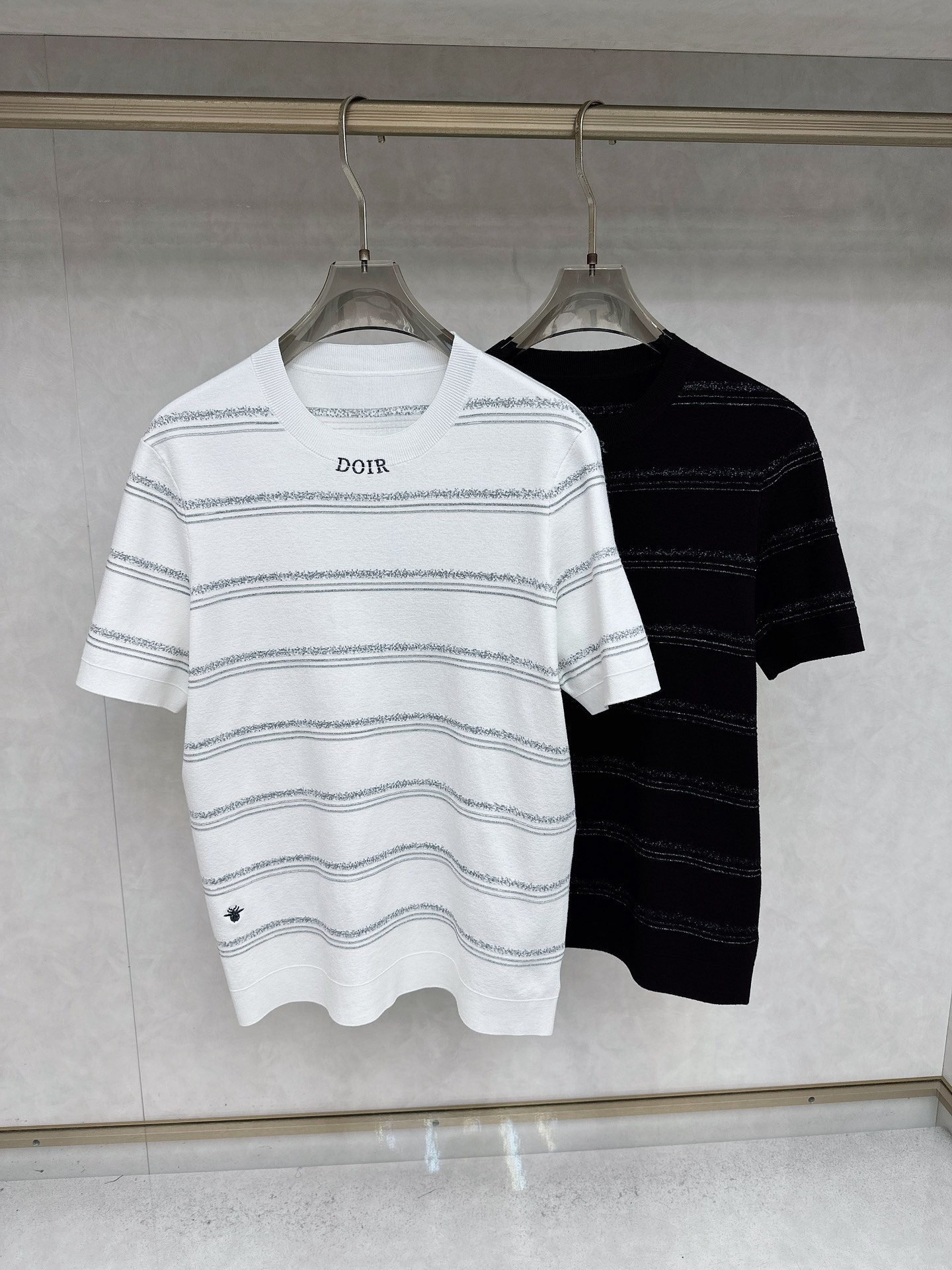NO:540774,【DIOR】Dio high-end relaxed round-neck striped wool sweater series!  Selected high-quality fabrics, high-end and not picky skin tones, with unique stripes and three-dimensional Dior logo designs. This men's round neck short-sleeved shirt is definitely a farewell to the cheapness of ordinary knitted sweaters. It uses wool sweaters, bringing an unexpected skin-friendly experience, breathable and not stuffy. It is like being gently caressed by clouds, making every breath in summer extremely refreshing. The sweater is precision woven by imported Storm machines, precisely woven to the delicate craftsmanship of each needle, completely different from ordinary fabric cutting. The lines are smooth and the style is crisp, perfectly modifying the body, demonstrating the elegant temperament of men. Simple but not lacking atmospheric, can show a unique fashion taste and easily become the focus of the crowd. You are the benchmark of walking texture, and the elegant gentleman in winter can easily control whether it is going out on the street or business and leisure!  Code number M-3XL color white-black, dior, dior, T-shirt, alexander wang19860909【DIOR】 迪奥 高级松弛感圆领条纹羊毛针织衫系列！精选高品质面料,高级不挑肤色,条纹和立体Dior标志设计独特,这款男士圆领短袖衫,绝对是告别普通针织衫的廉价感,它选用羊毛针织衫,带来超乎想象的亲肤体验,透气不闷热,贴身穿就像被云朵轻抚,让夏日的每一次呼吸都无比畅快,针织衫采用进口斯托尔机器精密织造,精准到每一针的细腻工艺,完全区别于普通面料裁剪.线条流畅,版型挺括,完美修饰身形,彰显男士优雅气质.简约而不失大气,都能展现出独特的时尚品味,轻松成为人群焦点.你就是行走的质感标杆,冬日里的优雅绅士,无论是日常出街还是商务休闲,都能轻松驾驭！ 码数M-3XL 颜色白色-黑色,,dior,dior,T-shirt,alexander wang,Men's clothing