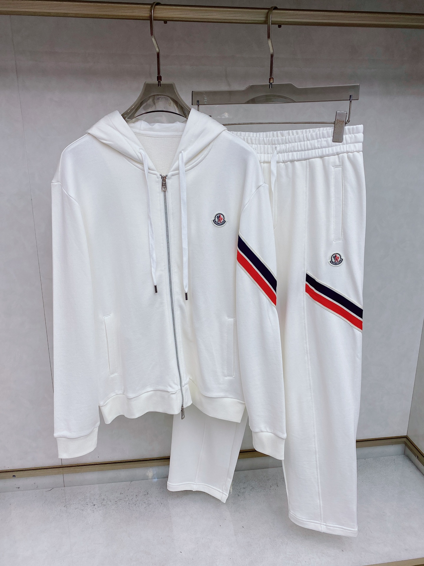 NO:540766,The new fashion casual set of 2025 autumn and winter fashion and leisure set, brand classic LOGO, excellent comfort and strong hand touch. Extremely recognizable. Custom imported fabric, fresh color, fine workmanship ~ Super good upper body [code] M-3XL,,Moncler,alexander wang19860909蒙口 2025秋冬新款时尚休闲套装 品牌经典LOGO ,舒适度极好,手触感强烈.辨识度极高 定制进口面料 色泽清新 做工精细 ～上身超赞【码数】 M-3XL,,Moncler,alexander wang,Men's clothing