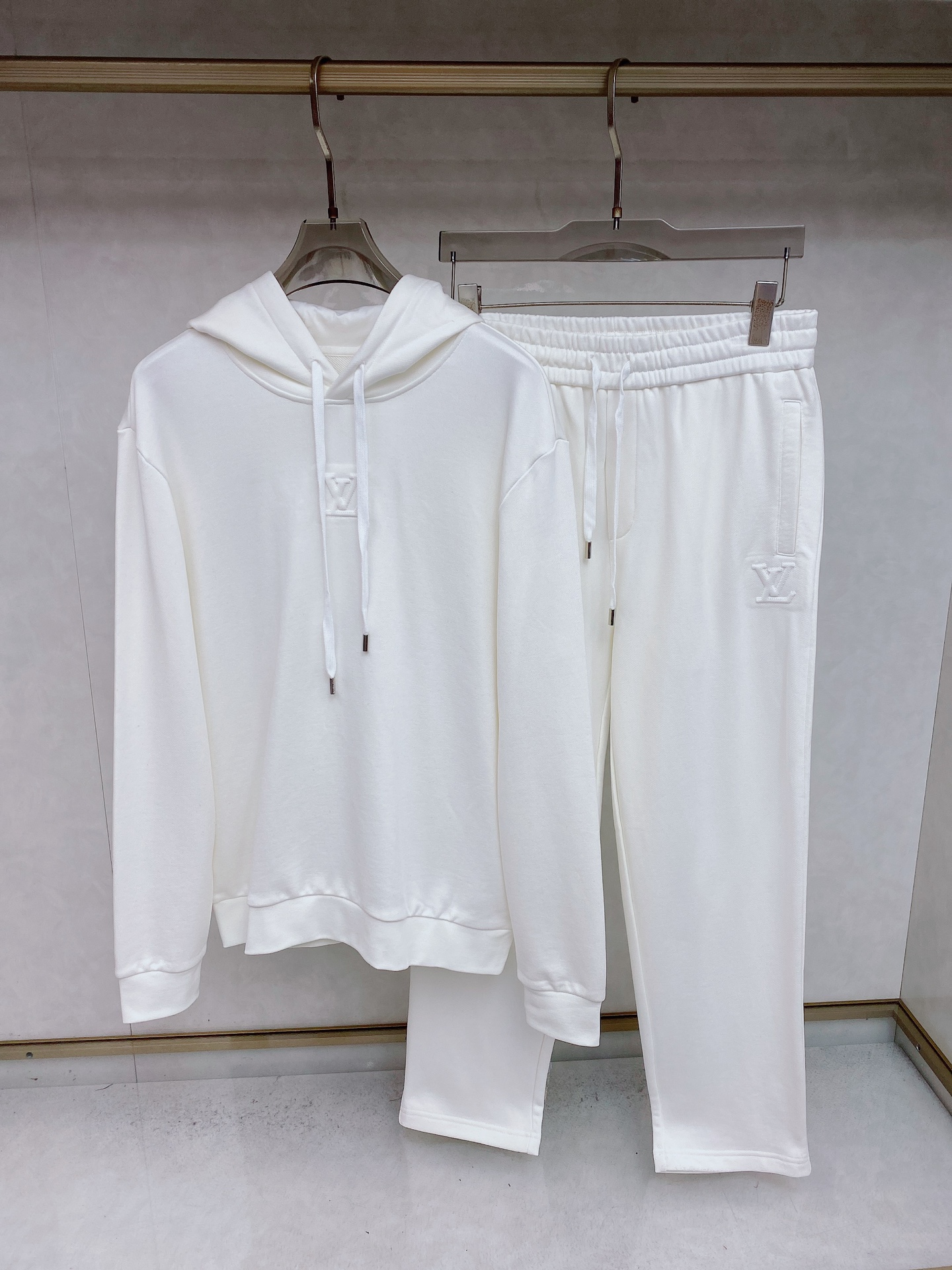 NO:540772,LV 2025 autumn and winter new fashion casual set brand classic logo, excellent comfort and strong hand touch. Very high recognition Custom imported fabric, fresh color and fine workmanship ~ Super good upper body [code number] M-3XL,,louis vuitton,alexander wang19860909LV 2025秋冬新款时尚休闲套装 品牌经典LOGO ,舒适度极好,手触感强烈.辨识度极高 定制进口面料 色泽清新 做工精细 ～上身超赞【码数】 M-3XL,,louis vuitton,alexander wang,Men's clothing