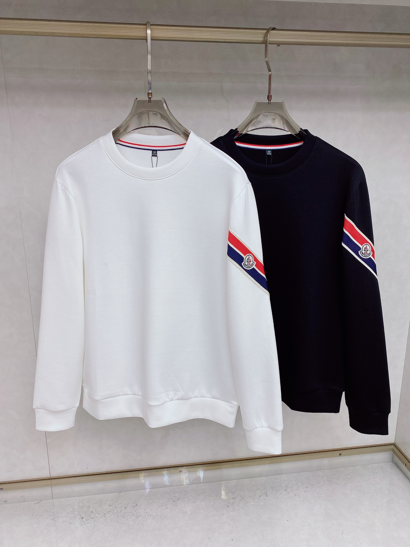 NO:540781,The 2025ss autumn new style is a fashionable pullover sweater, a must-have classic work every year. It is favored and praised by major stars. It is selected with high-end European cotton blend fabrics, heavy craftsmanship production, original hardware and auxiliary materials logo design, soft and smooth, and dense texture!  Fashionable and stylish upper body!  One of the impeccable must-choose styles for autumn!  M-3XL, Moncler, hoodie, sweatshirts, alexander wang19860909蒙口 2025ss秋季大爆新款,最高版本时尚套头卫衣、每年必出的经典之作.受各大明星的青睐推崇,精选高端欧棉混纺面料,重工艺制作,原版五金辅料logo设计,柔软顺滑,质地密实！上身时尚有型！秋季无可挑剔必选款式之一！M-3XL,,Moncler,hoodie,sweatshirts,alexander wang,Men's clothing