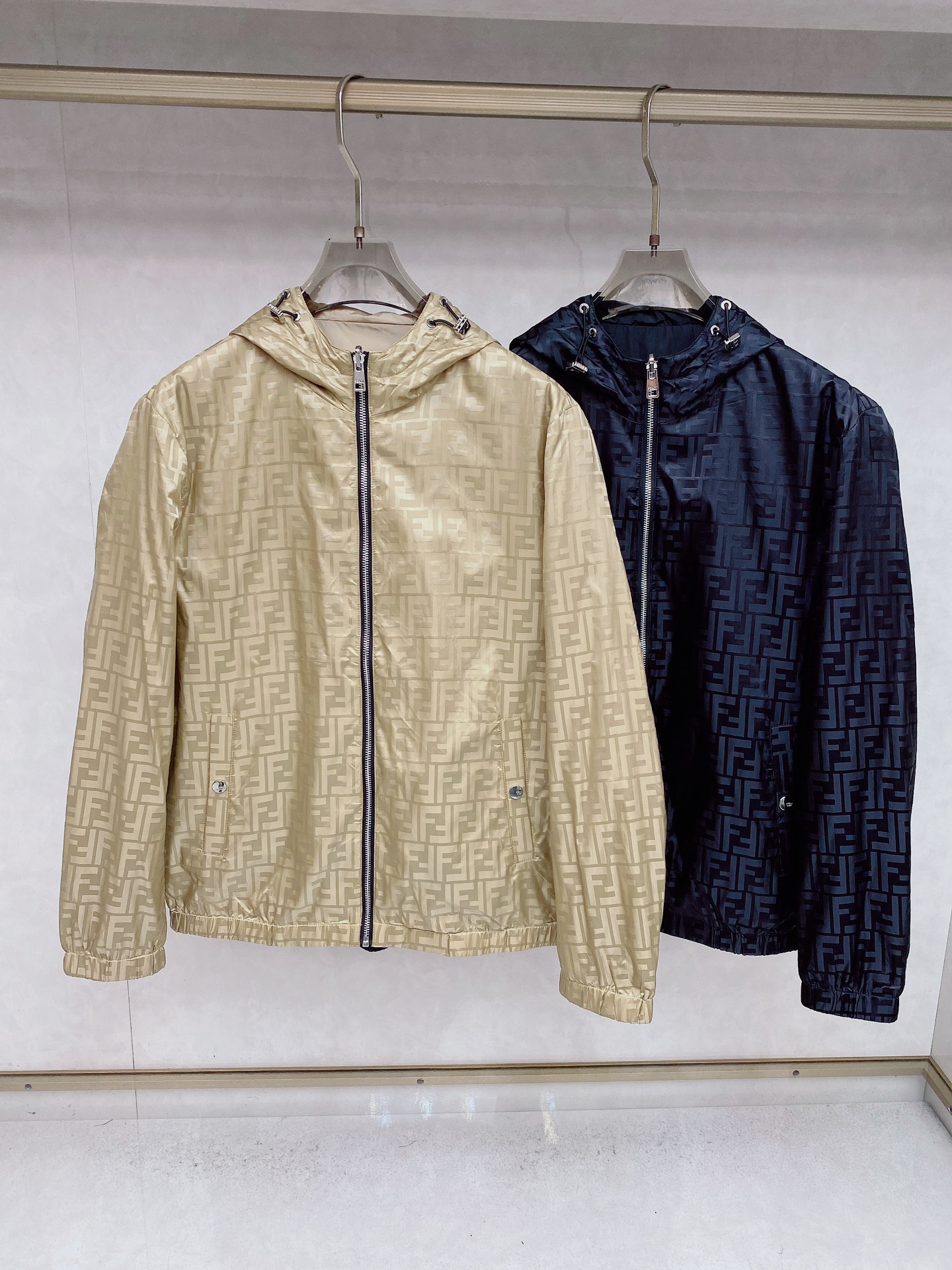 NO:540784,FD Fendi Double-sided 2025 Early autumn new hot new casual and fashionable jackets, super avant-garde design style, delicate and comfortable, very light and not easy to wrinkle. Multiple craftsmanship The overall design is quite visual, the upper body is casual and stylish, with a certain degree of clarity, absolutely recommended to be at the most cutting-edge temperament of fashion, a must-have for urban casual. Number of codes M~3XL,,fendi, jackets & coats,alexander wang19860909FD 芬迪 双面 2025 早秋新款爆款新款休闲时尚夹克 超前卫设计风格 细腻舒适 穿着非常轻便不易起皱.多重重工艺 整体的设计颇具视觉感,上身休闲有型,有一定的挺括度,绝对走在时尚最尖端的气质感推荐,都市休闲必备. 码数M~3XL,,fendi,jackets & coats,alexander wang,Men's clothing