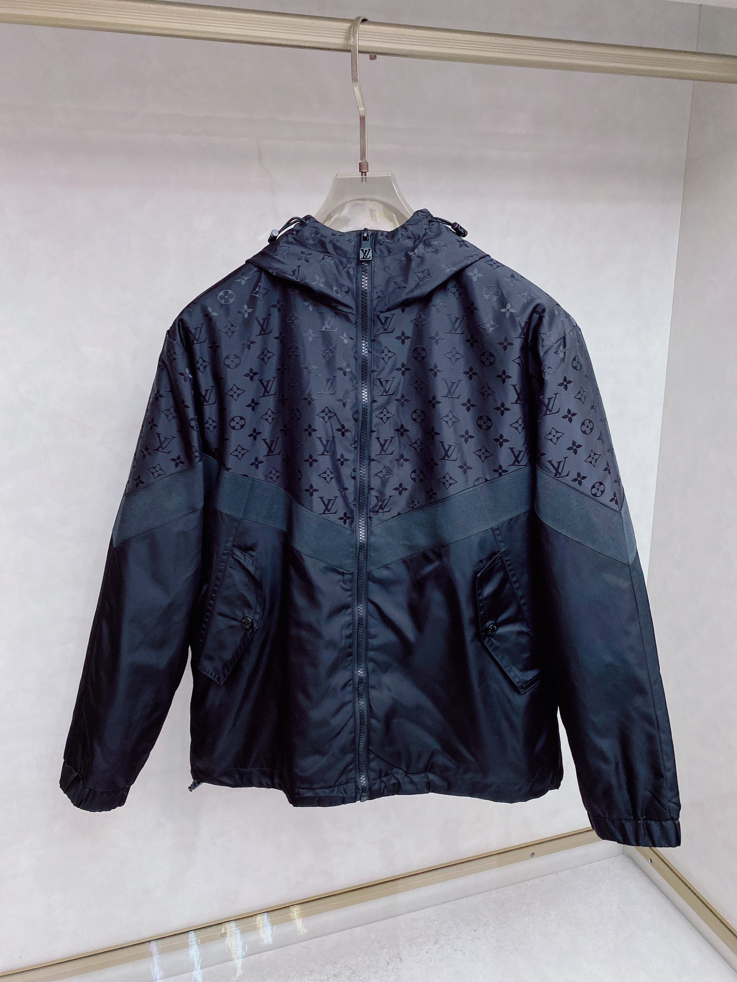 NO:540758,LV 2025ss autumn and winter new series donkey casual hooded simultaneous sale ultra-high craftsmanship casual and fashionable, selected imported high-density jacquard fabrics, ultra-lightweight and heavy-weight, light luxury and easy to match, very particular workmanship details, classic pattern brand logo three-dimensional relief concave and convex feeling, original hardware accessories, pursue high-end and luxurious style, the style does not pick on the figure, the upper body is handsome, popular recommendations, color: black, code number M-3XL,,louis vuitton,louis vuitton,louis vuitton,hats,alexander wang19860909LV 2025ss秋冬新款系列驴家休闲连帽同步发售 超高工艺的 休闲时尚 精选进口高密度提花面料打造 超轻盈无重感 轻奢好搭配 做工细节非常讲究 经典花纹品牌logo立体浮雕凹凸感 原版五金辅料配件 追求高端与奢华的风范 版型不挑身材 上身爆帅 爆款推荐 颜色:黑色 码数M-3XL,,louis vuitton,louis vuitton,louis vuitton,hats,alexander wang,Men's clothing