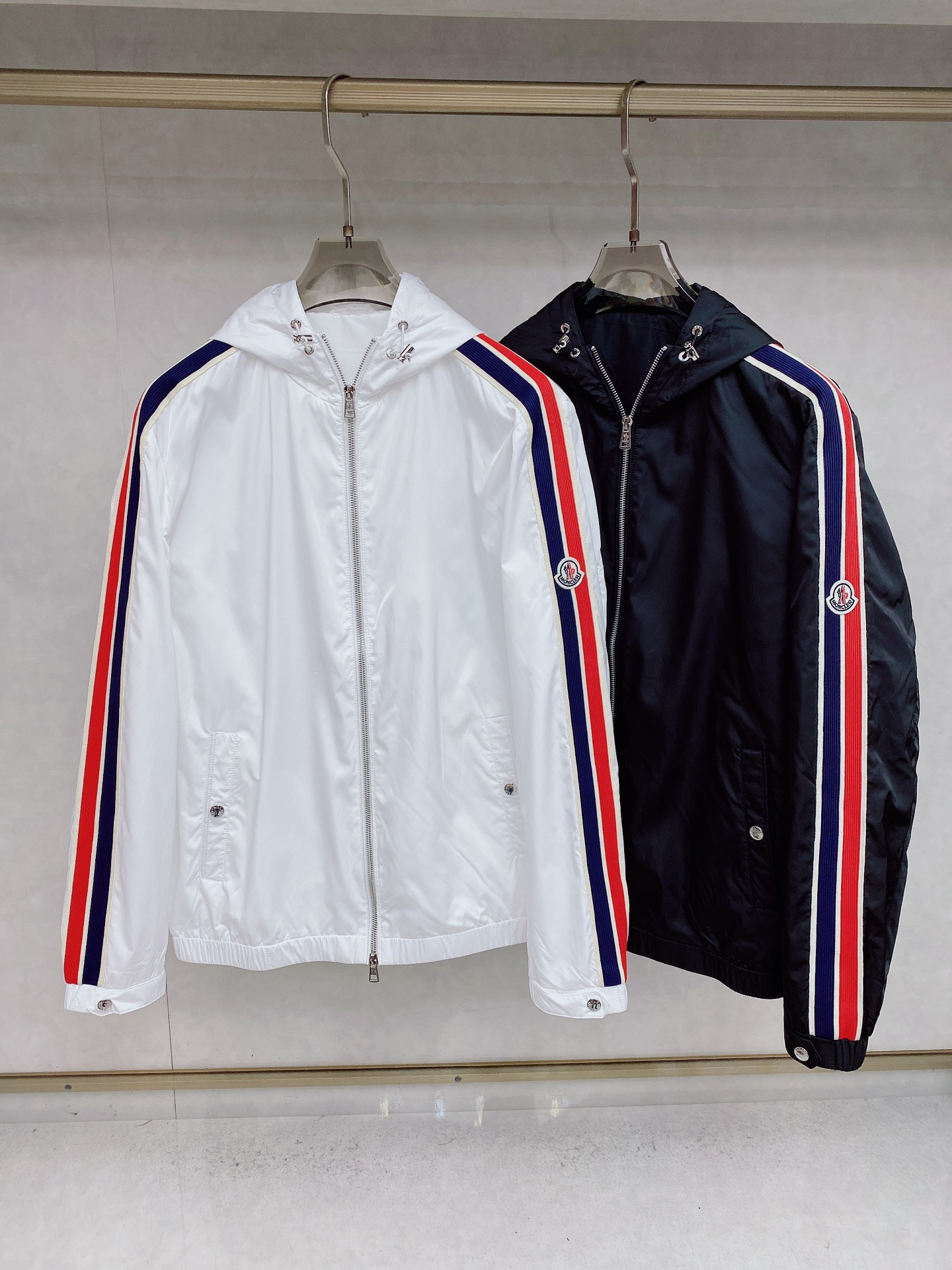 NO:540761,2025FW men's autumn and winter, casual and daily wear items!  The upper body is decorated with body shape and customized fabrics perfectly combine fashion aesthetics and new urban business and leisure concepts. Different styles are available for you to choose, and never out of time. One piece, unlocks all-changing styles. Simple but not simple, details show quality. I want to both temperature and demeanor. Break the convention and wear it out. Trends are fleeting, styles are always light and comfortable, and move freely. The aura is fully open. The essential robe in the workplace leads the trend and wears out your attitude. No fear of challenges. Youthful vitality, cost-effective choice. The whole body interprets the Italian-style ability and outdoor functional styles, both solemn and harmonious, creating a unique styling item. The overall outline tends to be simple, with a rather unique and elegant detail treatment, enriching the overall vision. The wardrobe is excellent for business and leisure, and has a high attendance rate!  It is hard to find!  48-56 (Please report height and weight by placing an order, Moncler, alexander wang19860909蒙口 2025FW男士秋冬,休闲日常穿搭单品！上身修饰身形、定制面料将时装美学和新都市商务休闲概念完美融合,不同风格任你选,永不过时 一件,解锁百变风格 简约而不简单,细节彰显品质.温度与风度,我都要.打破常规,穿出自我.潮流易逝,风格永存 轻便舒适,活动自如.气场全开,职场必备战袍引领潮流,穿出你的态度 无惧挑战 青春活力,性价比之选 通体将意式的干练和户外功能性风格极致诠释,亦庄亦谐,塑造出别具一格的造型单品,整体轮廓趋于简约风格,颇为个性且雅痞的细节处理,丰富了整体视觉.衣橱商务休闲绝佳的高出勤率！可遇而不可求！48-56（下单请报身高体重,,Moncler,alexander wang,Men's clothing