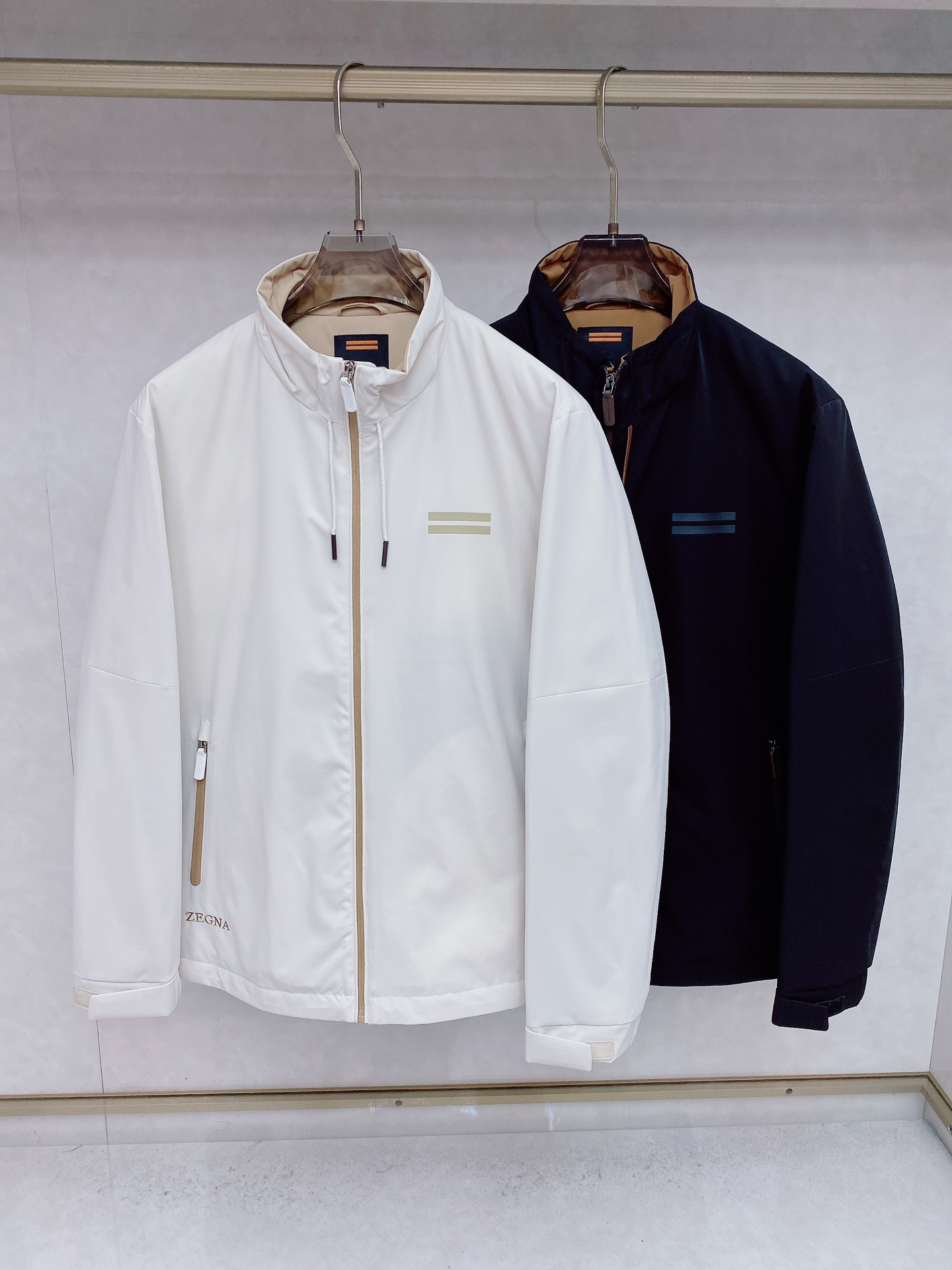 NO:540764,Z ZEGN 2025 autumn and winter new style, the latest fashion designer style, jacket. The details show the craftsmanship and the design changes of high-end structural tailoring are sufficient to show the diverse image changes of men, slim and neat, and tailoring, satisfying the popular multi-layered outfits and versatile life styles!  Code number M-3XL, zegna, jackets & coats, jackets & coats, alexander wang19860909杰尼亚 Z ZEGN2025秋冬新款 最新款时尚设计师款 夹克外套.处处细节显工艺足够的高级结构性剪裁的设计改变来展现男士多样的形象变化,修身利落、剪裁合体,满足时下正流行的多层次穿搭,生活百搭款式！ 码数M-3XL,,zegna,jackets & coats,jackets & coats,alexander wang,Men's clothing