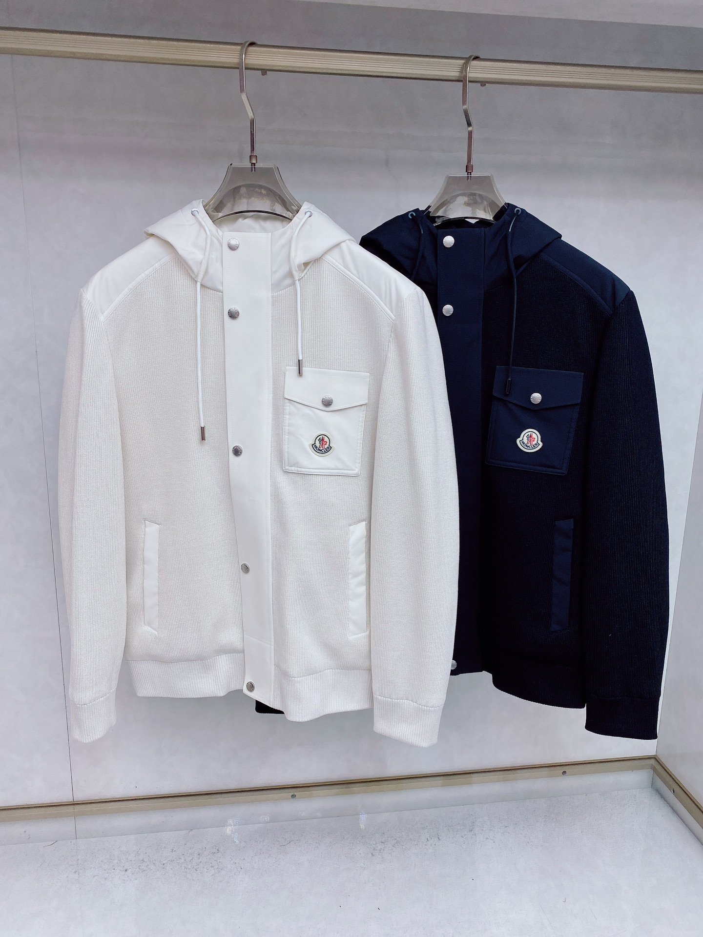 NO:540767,Feather 62-Moner-# 25 Autumn and Winter Fashion Hooded Jacket Down Inner 100g-90 White Duck Down, thin and stylish, with a bloated upper body, a fashion with a typical Italian style. Trading company's channel products are very exquisite in fabric selection and craftsmanship, which is very consistent with the brand's century-old aesthetic tone, low-key and luxurious, elegant and noble. Every detail proves the brand's own sense of high-endness. The whole body interprets the Italian minimalist, capable and outdoor functional style, both solemn and harmonious, and the upper body is full of styles. It combines fashion and design, creating a unique styling item, improved pilot styling design, classic and fashionable design, retro and age-reducing and very fashionable!  Italian customers provide imported fabrics. The texture is as delicate as baby's skin. It is crisp and superior, quite elegant and fashionable!  The color matching is light and versatile, the style is cut and neat, and the upper body instantly highlights the spirit. It is full of styles and can easily control various body shapes. It is a jacket that combines business commuting and outdoor leisure. It is an equipment with extremely high attendance rate in practical wear!  Color black white Number of code M L XL 2XL 3XL,,jackets & coats,jackets & coats,down jacket,hats,alexander wang19860909羽62-Moner-# 25秋冬时尚连帽夹克羽绒 内冲100g-90白鸭绒,轻薄有型,上身不臃肿,颇具意大利典型风格的时装,贸易公司渠道臻品 在面料选取和工艺方面都相当考究,极符合该品牌百年美学基调,低调且奢华,优雅且高贵,每一个细节都在力证品牌自身的高级感,通体将意式的极简、干练和户外功能性风格极致诠释,亦庄亦谐,上身型款十足,集时装感与设计感的一款宝藏级功能型装备,塑造出别具一格的造型单品,改良式的飞行员造型设计,经典又时尚设计,复古减龄又非常时髦！ 意大利客供进口面料.质感如婴儿皮肤一样细腻.挺括性优越,颇为优雅且时髦！配色轻熟百搭,版型剪裁干练利落,上身瞬间凸显出精神感,型款十足,轻松驾驭各种身型,商务通勤与户外休闲完美兼备的一款外套,属于实穿性出勤率极高的一款装备！ 颜色黑色 白色 码数M L XL 2XL 3XL,,jackets & coats,jackets & coats,down jacket,hats,alexander wang,Men's clothing