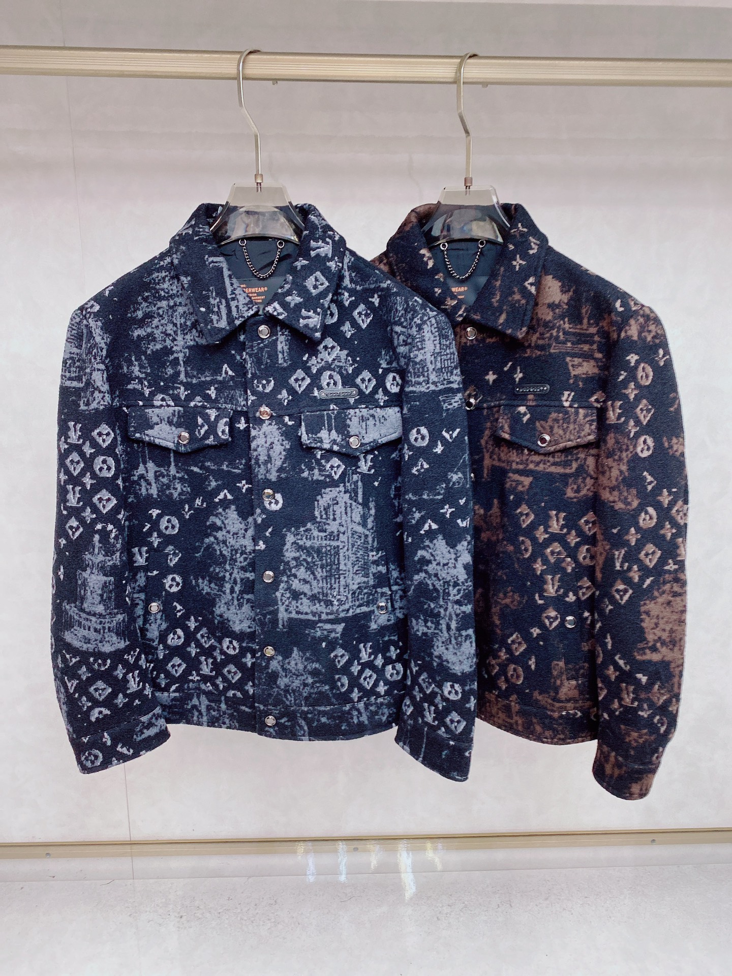 NO:540770,LV 2025FW men's lapel, casual and daily wear item!  The upper body is decorated with body shape and jacquard fabric perfectly combines fashion aesthetics and new urban business and leisure concepts. Different styles are available for you to choose, and never out of time. One piece, unlocks all-changing styles. Simple but not simple, details show quality. I want to both temperature and demeanor. Break the convention and wear it out. Trends are fleeting, styles are always light and comfortable, and move freely. The aura is fully open. The essential robe in the workplace leads the trend and wears out your attitude. No fear of challenges. Youthful vitality, cost-effective choice. The whole body interprets the Italian-style ability and outdoor functional styles, both solemn and harmonious, creating a unique styling item. The overall outline tends to be simple, with a rather unique and elegant detail treatment, enriching the overall vision. The wardrobe is excellent for business and leisure, and has a high attendance rate!  It is hard to find!  M-3XL, louis vuitton,alexander wang19860909LV 2025FW男士翻领,休闲日常穿搭单品！上身修饰身形、提花面料将时装美学和新都市商务休闲概念完美融合,不同风格任你选,永不过时 一件,解锁百变风格 简约而不简单,细节彰显品质.温度与风度,我都要.打破常规,穿出自我.潮流易逝,风格永存 轻便舒适,活动自如.气场全开,职场必备战袍引领潮流,穿出你的态度 无惧挑战 青春活力,性价比之选 通体将意式的干练和户外功能性风格极致诠释,亦庄亦谐,塑造出别具一格的造型单品,整体轮廓趋于简约风格,颇为个性且雅痞的细节处理,丰富了整体视觉.衣橱商务休闲绝佳的高出勤率！可遇而不可求！M-3XL,,louis vuitton,alexander wang,Men's clothing